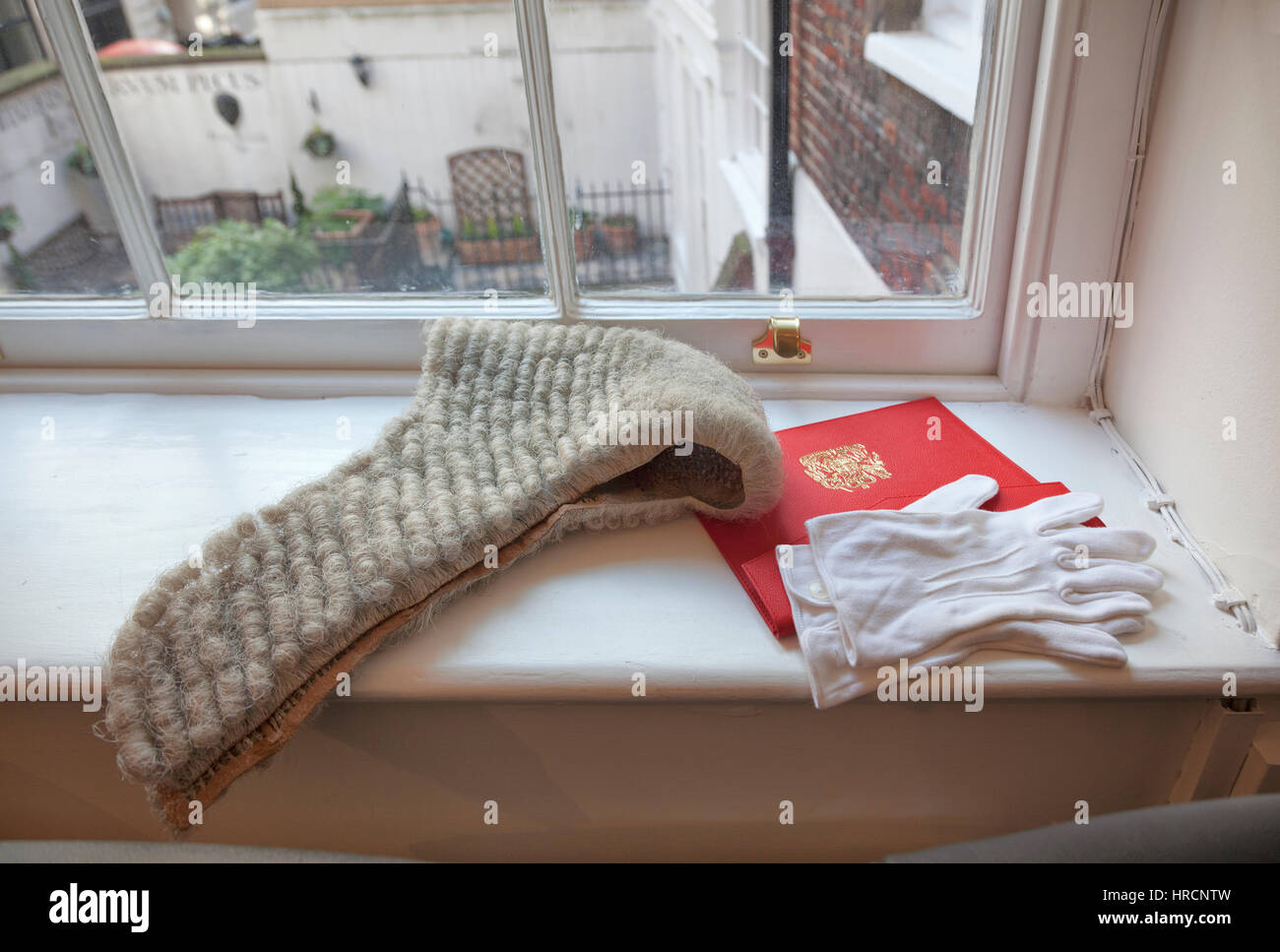Die Perücke des Königs und die Patentbriefe und weiße Handschuhe auf der Fensterbank am Silks Day. Stockfoto