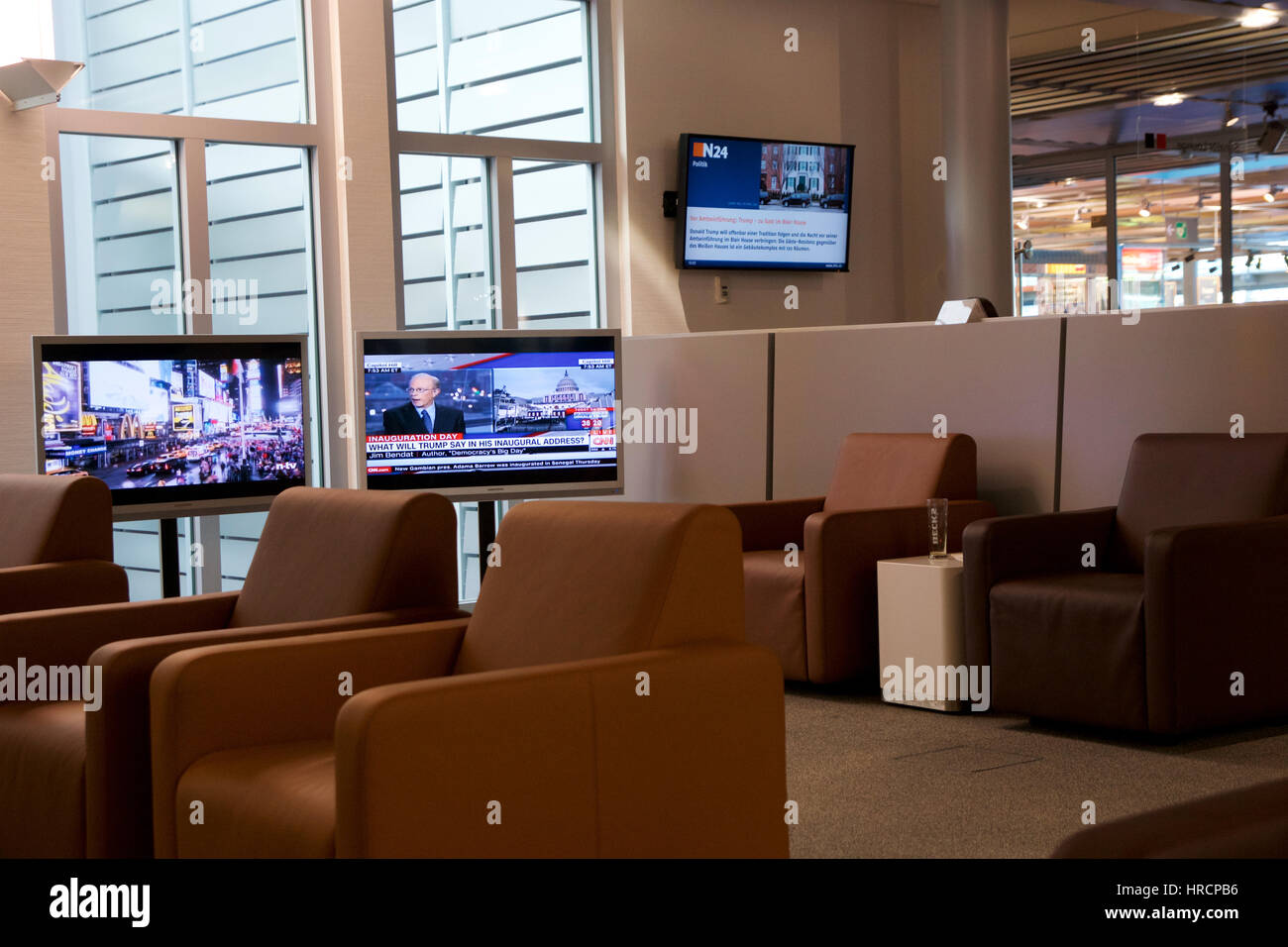 Nürnberg, Deutschland - 20. Januar 2017: Flughafen Interieur, Flughafen Lufthansa Senator Lounge mit Ledersesseln und LCD-TV mit News-Programm Stockfoto