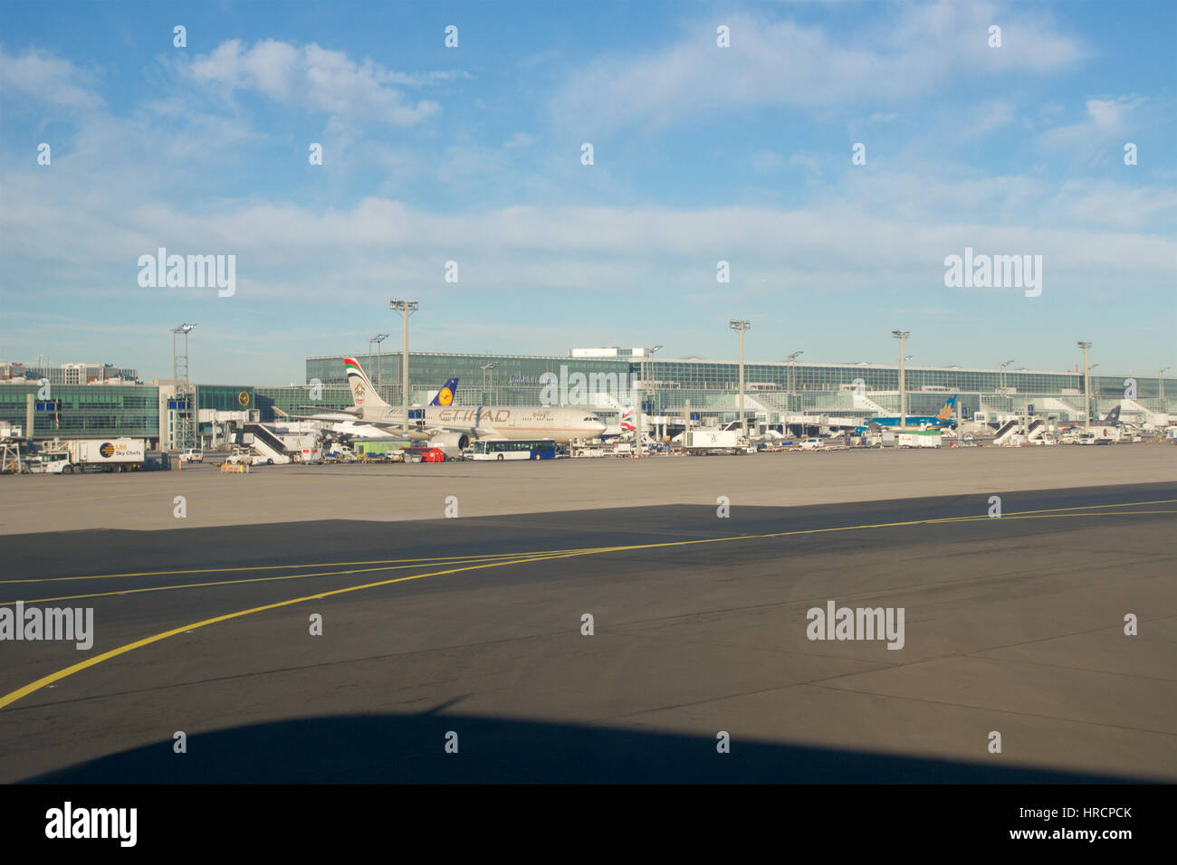 FRANKFURT, Deutschland - 20. Januar 2017: Flugzeuge am Tor in Terminal 1 des Frankfurt International Airport FRA während des Sonnenuntergangs. Terminal 1 wurde im Jahr 1972 fertiggestellt und beherbergt Lufthansa und anderen Star Alliance-Partnern Stockfoto