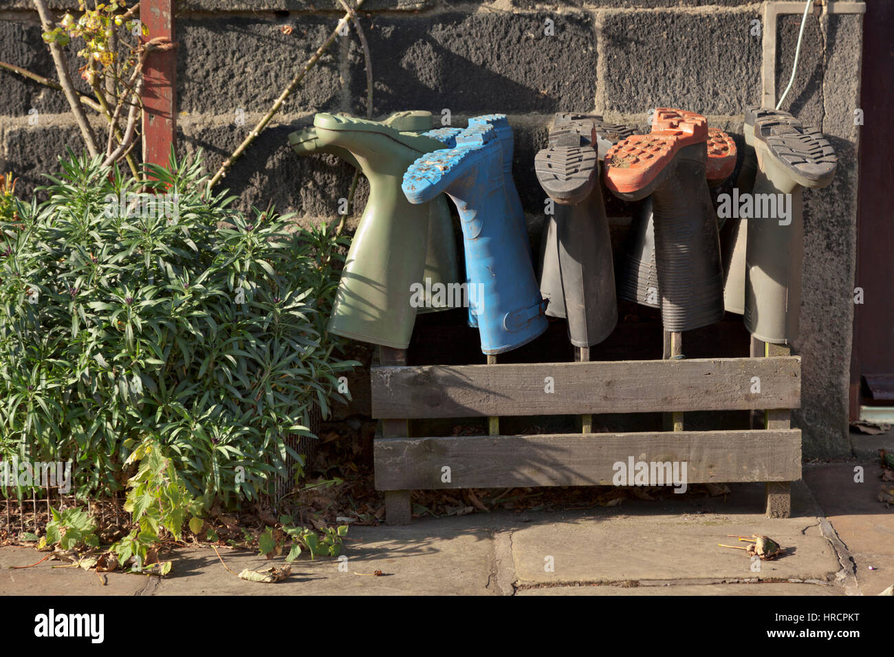 Wellies vor einem Bauernhaus in Yorkshire Stockfoto