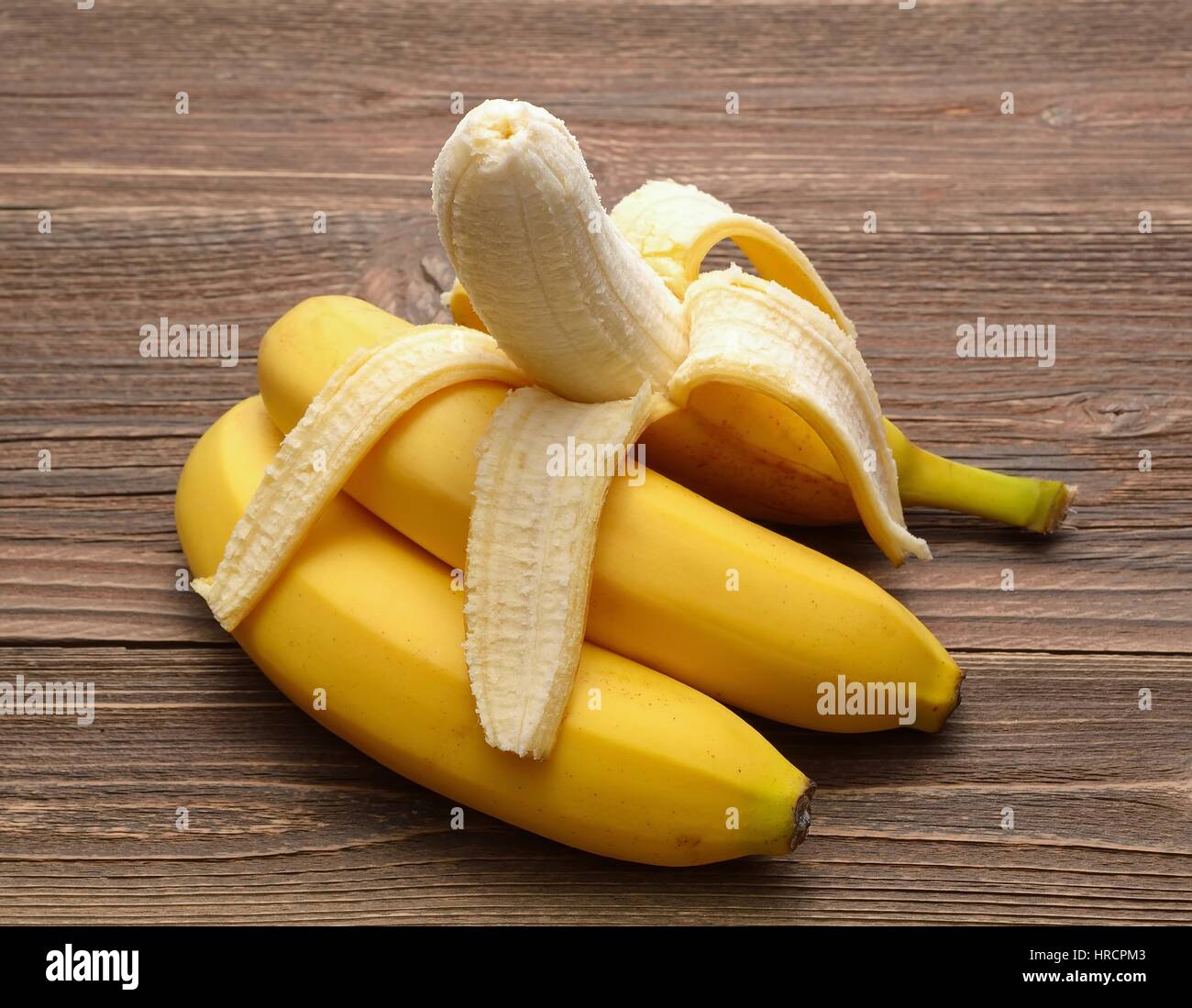 Frische Bananen auf hölzernen Hintergrund Stockfoto