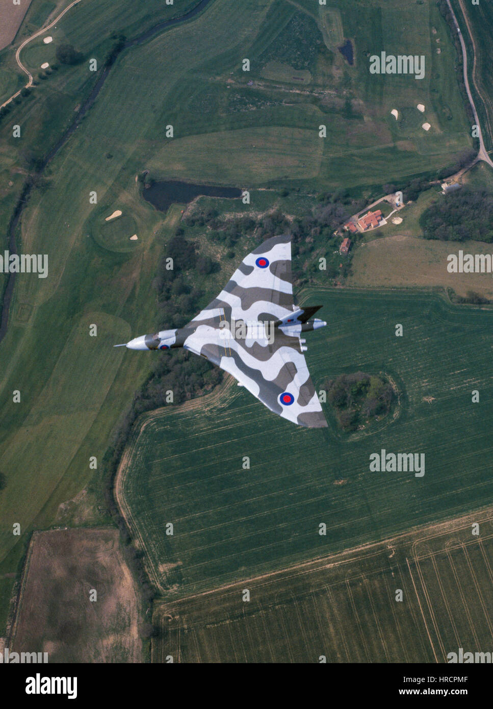 Avro Vulcan B2 Bomber fliegen über die englische Landschaft. Stockfoto