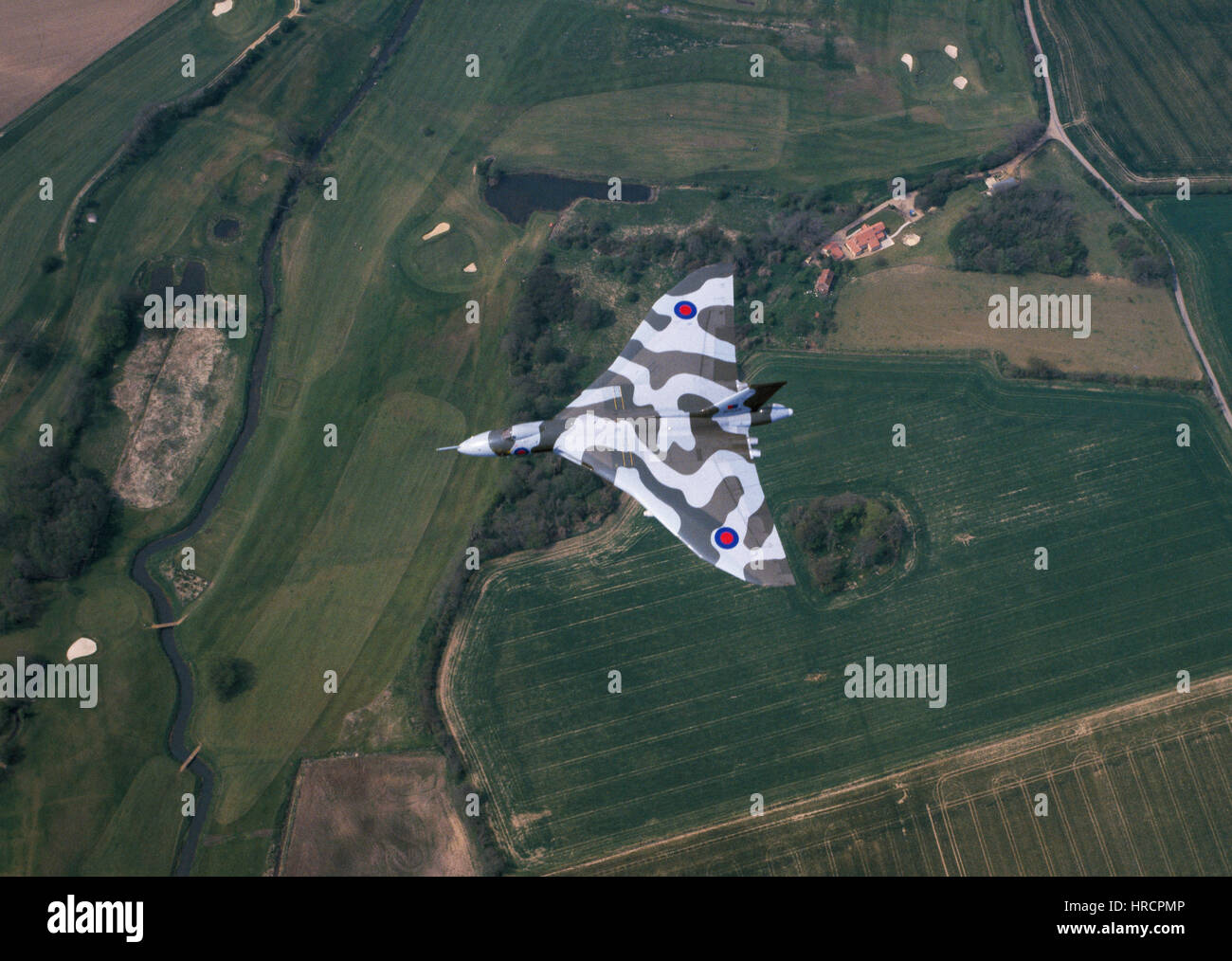 Avro Vulcan B2 Bomber fliegen über die englische Landschaft. Stockfoto