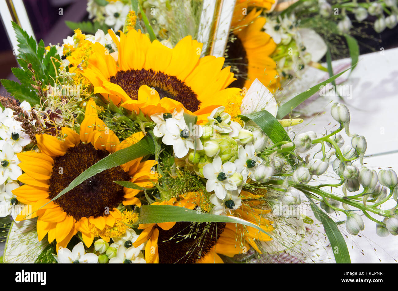 Strauß Sonnenblumen. Brautstrauß Blumen und Sonnenblumen. Stockfoto