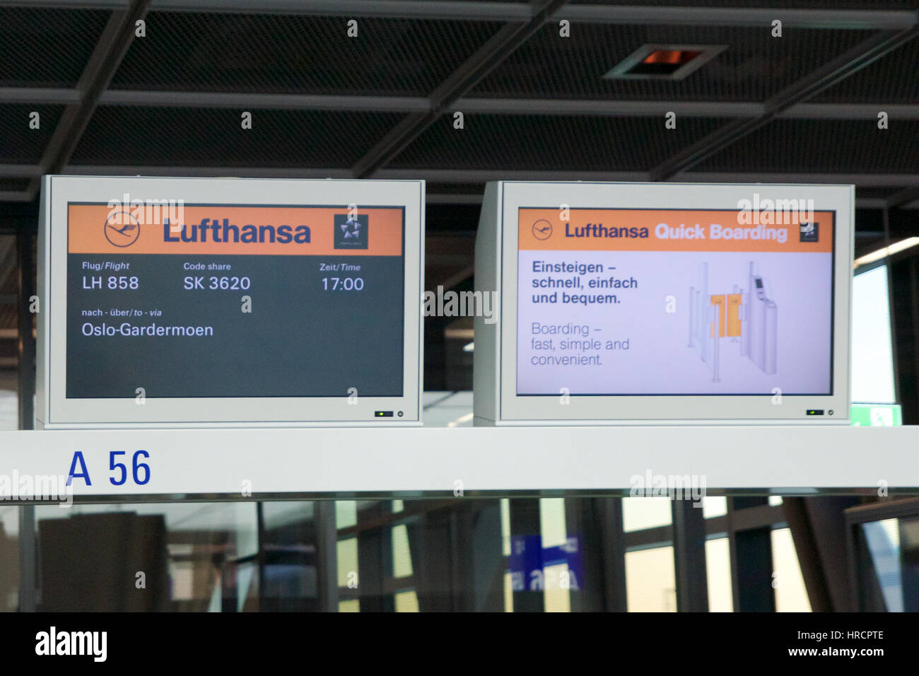 FRANKFURT, Deutschland - 21. Januar 2017: Lufthansa Boarding Gate am Flughafen FRA auf meinem Weg nach Oslo, Abfahrt Bildschirm Stockfoto