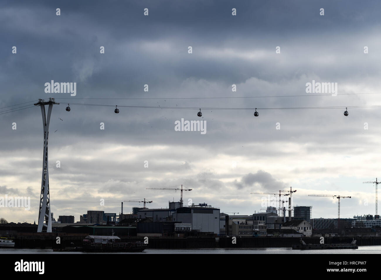 Seilbahn über den Fluss Themse, London, zwischen dem südlichen Ufer (Greenwich) und dem Nordufer (Royal Docks) Stockfoto