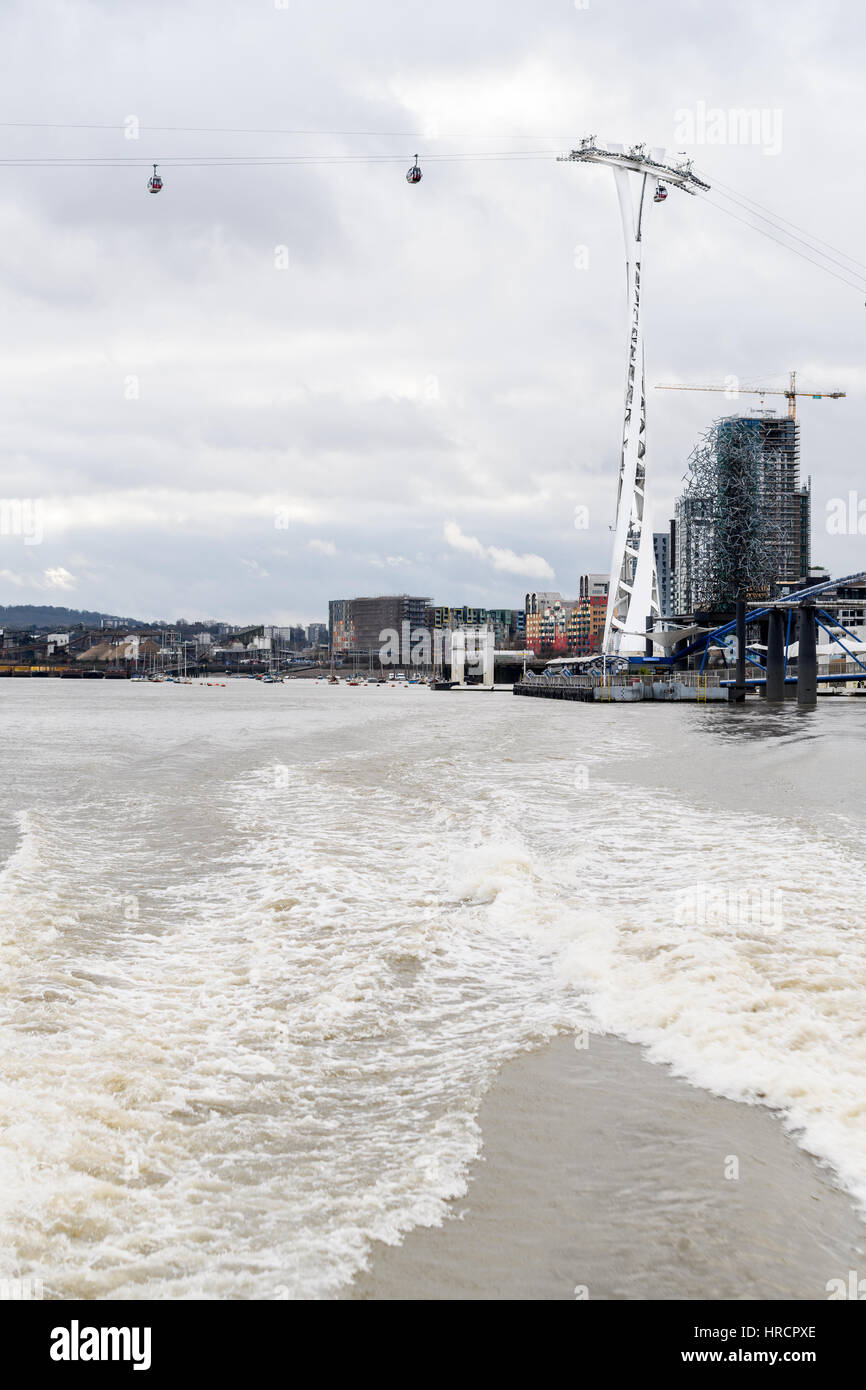 Seilbahn über den Fluss Themse, London, zwischen dem südlichen Ufer (Greenwich) und dem Nordufer (Royal Docks) Stockfoto