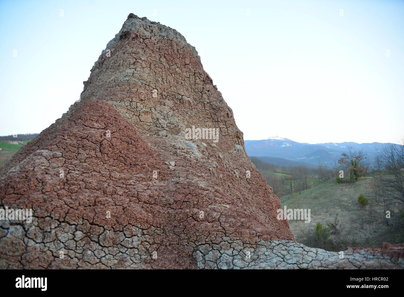 Badlands von Lehmboden im oberen Tal des Flusses Secchia Sassuolo Keramikproduktion Bereich Stockfoto