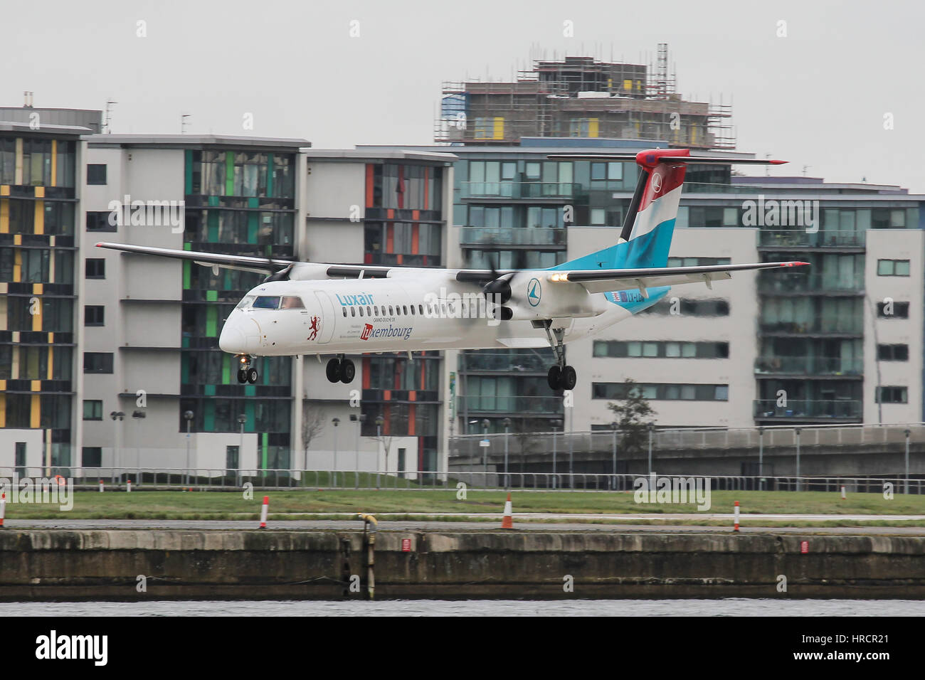 Luxair Bombardier Dash-8 Q400 Landung am Flughafen London City Airport Stockfoto