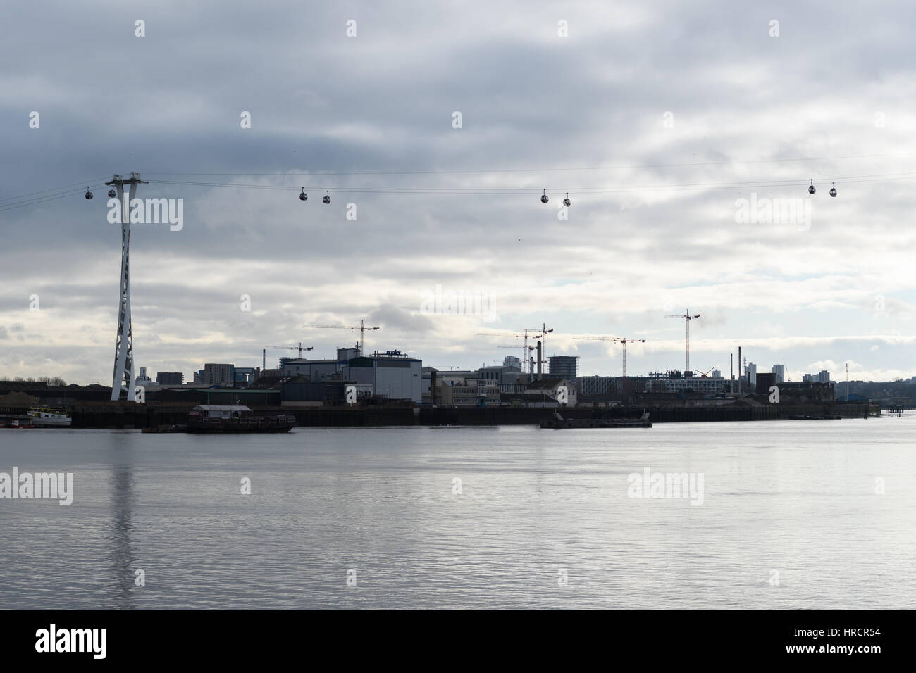 Seilbahn über den Fluss Themse, London, Greenwich am Südufer in den Royal Docks am Nordufer. Stockfoto