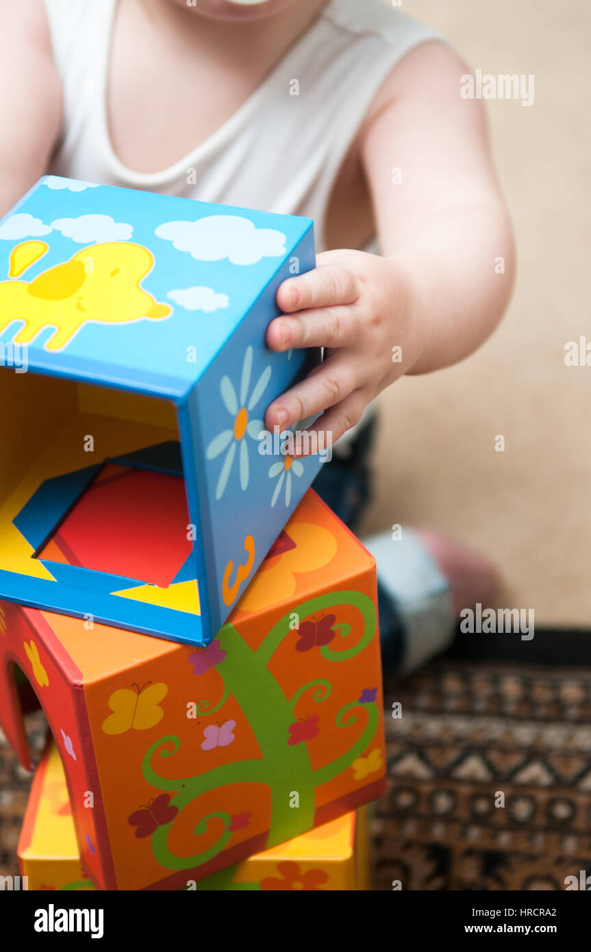 Baby spielt mit Blöcken, um einen Turm, glückliches Baby boy Stockfoto