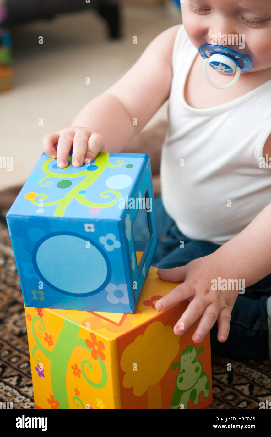 Baby spielt mit Blöcken, um einen Turm, glückliches Baby boy Stockfoto