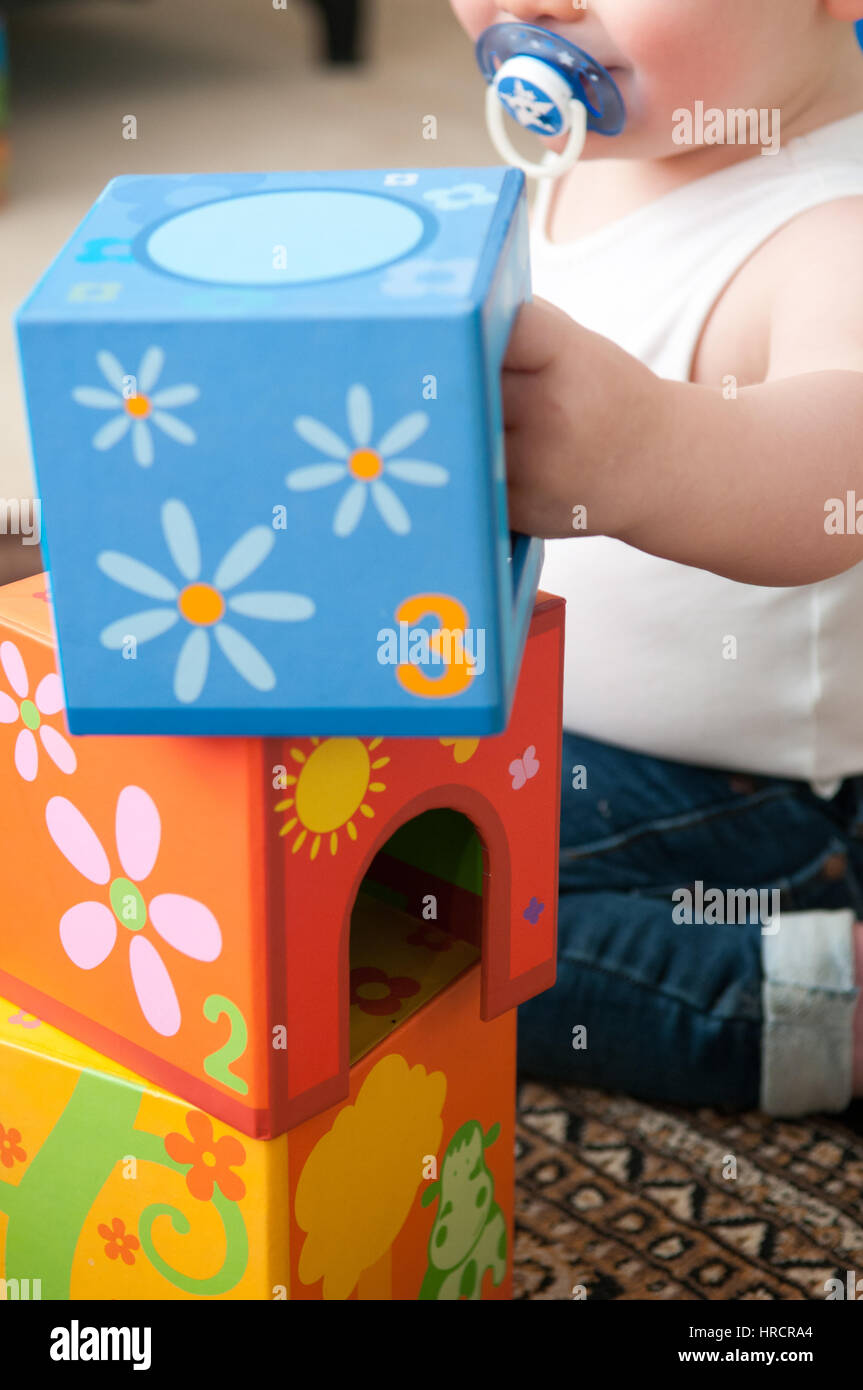 Baby spielt mit Blöcken, um einen Turm, glückliches Baby boy Stockfoto