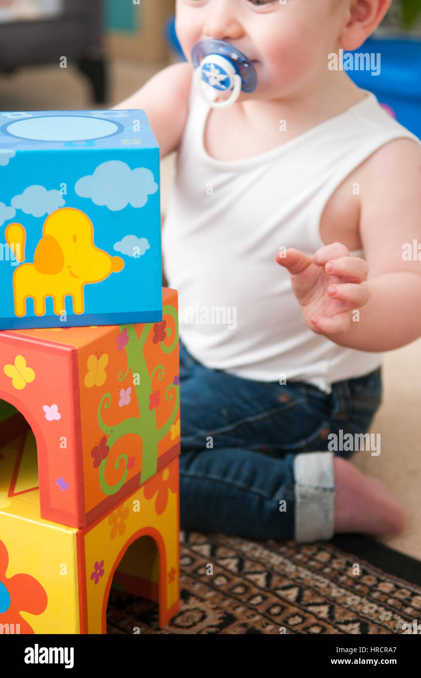 Baby spielt mit Blöcken, um einen Turm, glückliches Baby boy Stockfoto