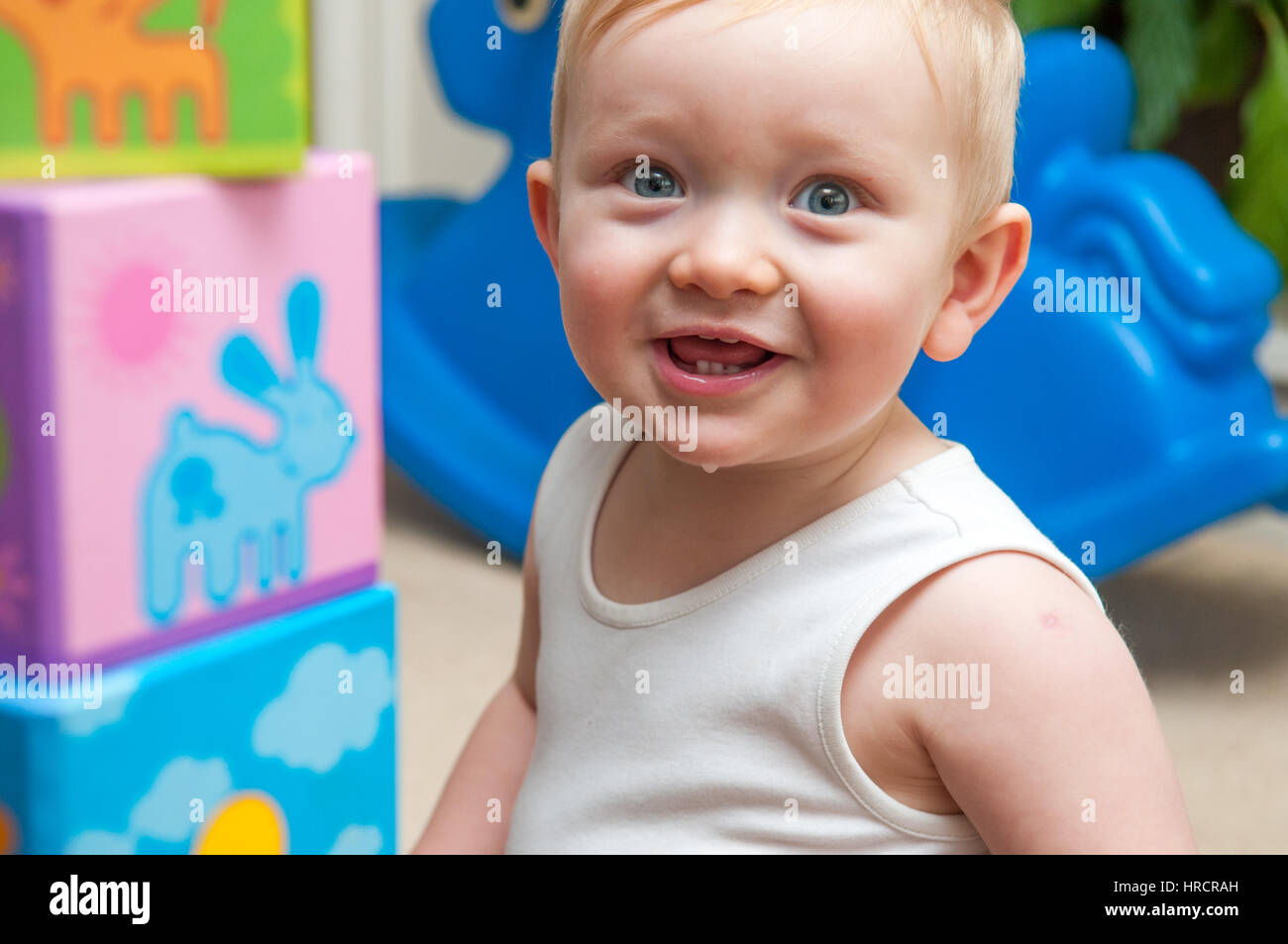 Baby spielt mit Blöcken, um einen Turm, glückliches Baby boy Stockfoto