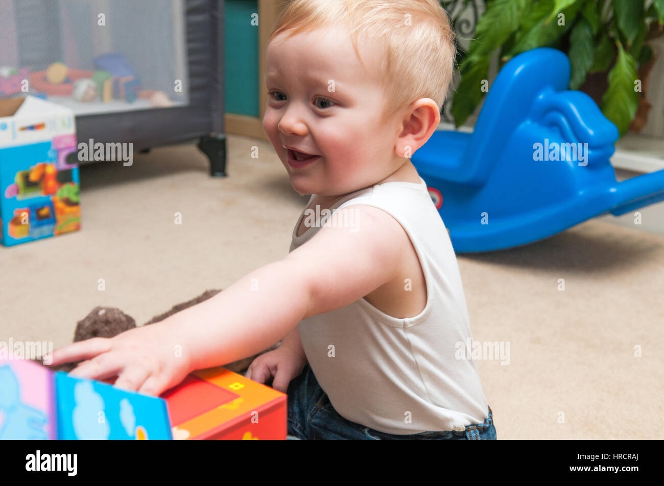 Baby spielt mit Blöcken, um einen Turm, glückliches Baby boy Stockfoto