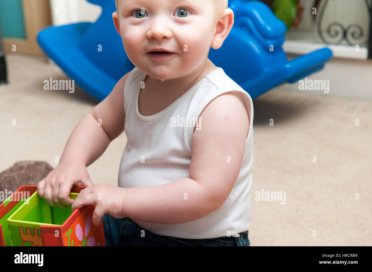 Baby spielt mit Blöcken, um einen Turm, glückliches Baby boy Stockfoto