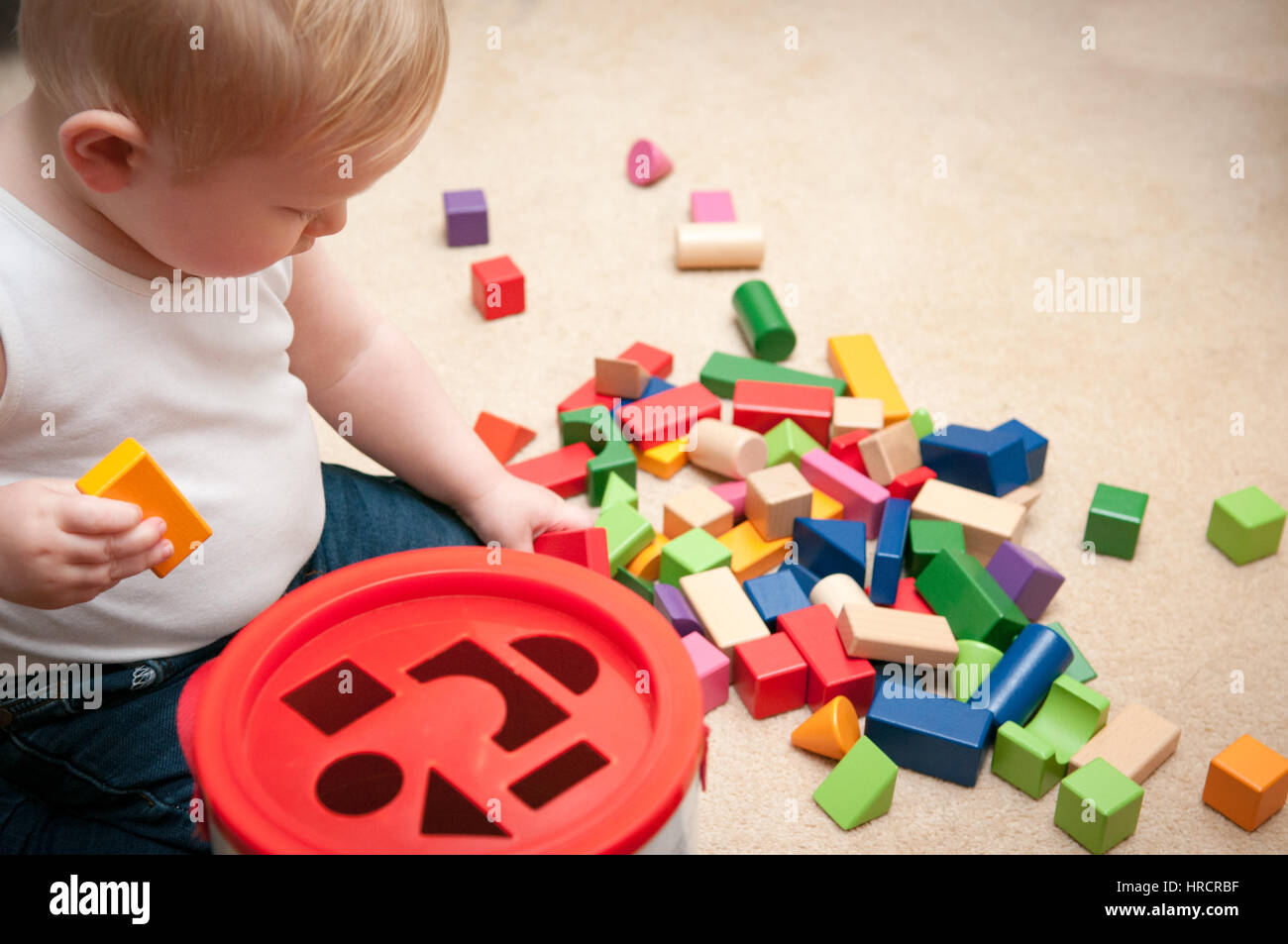 Baby spielt mit Blöcken und Formen sortieren Stockfoto