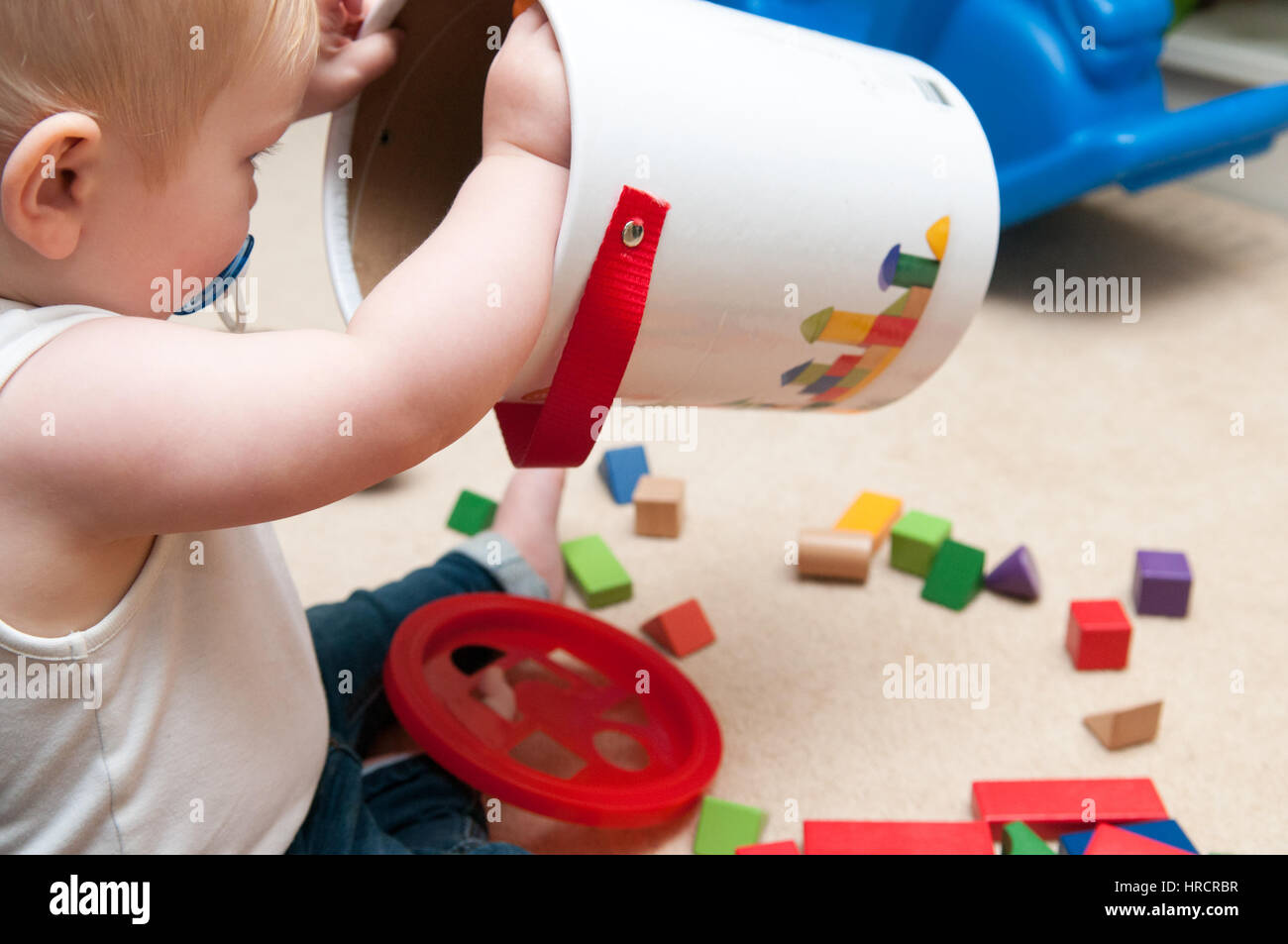 Baby spielt mit Blöcken und Formen sortieren Stockfoto