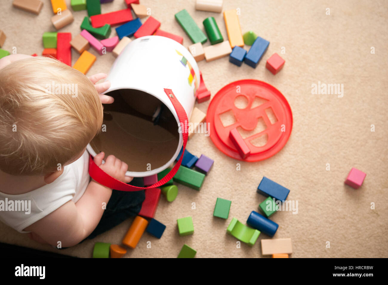 Baby spielt mit Blöcken und Formen sortieren Stockfoto