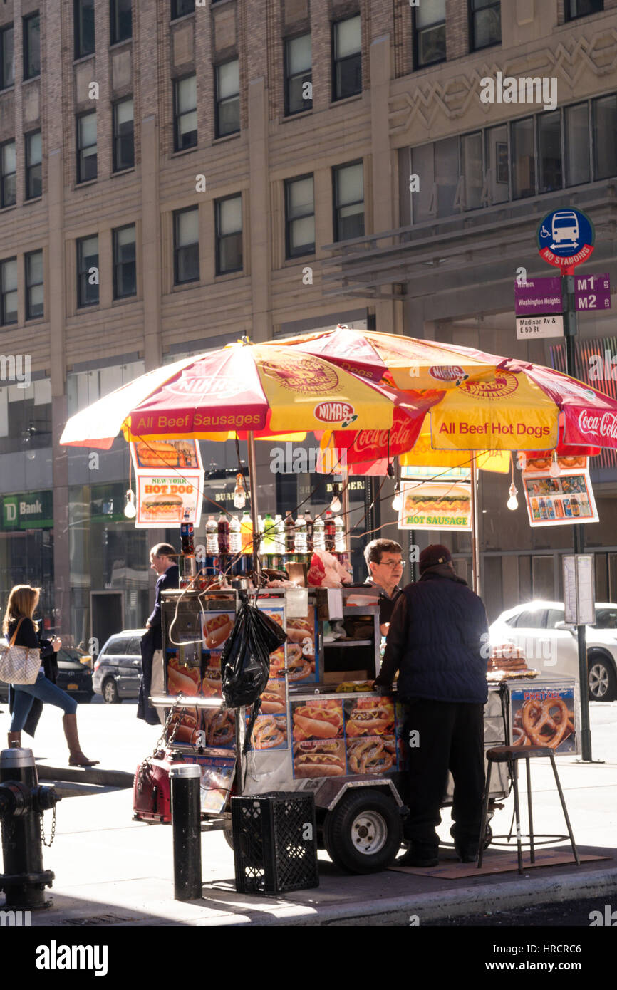 Hot-Dog-Straße Verkäufer mit hellen Schirme, NYC, USA Stockfoto