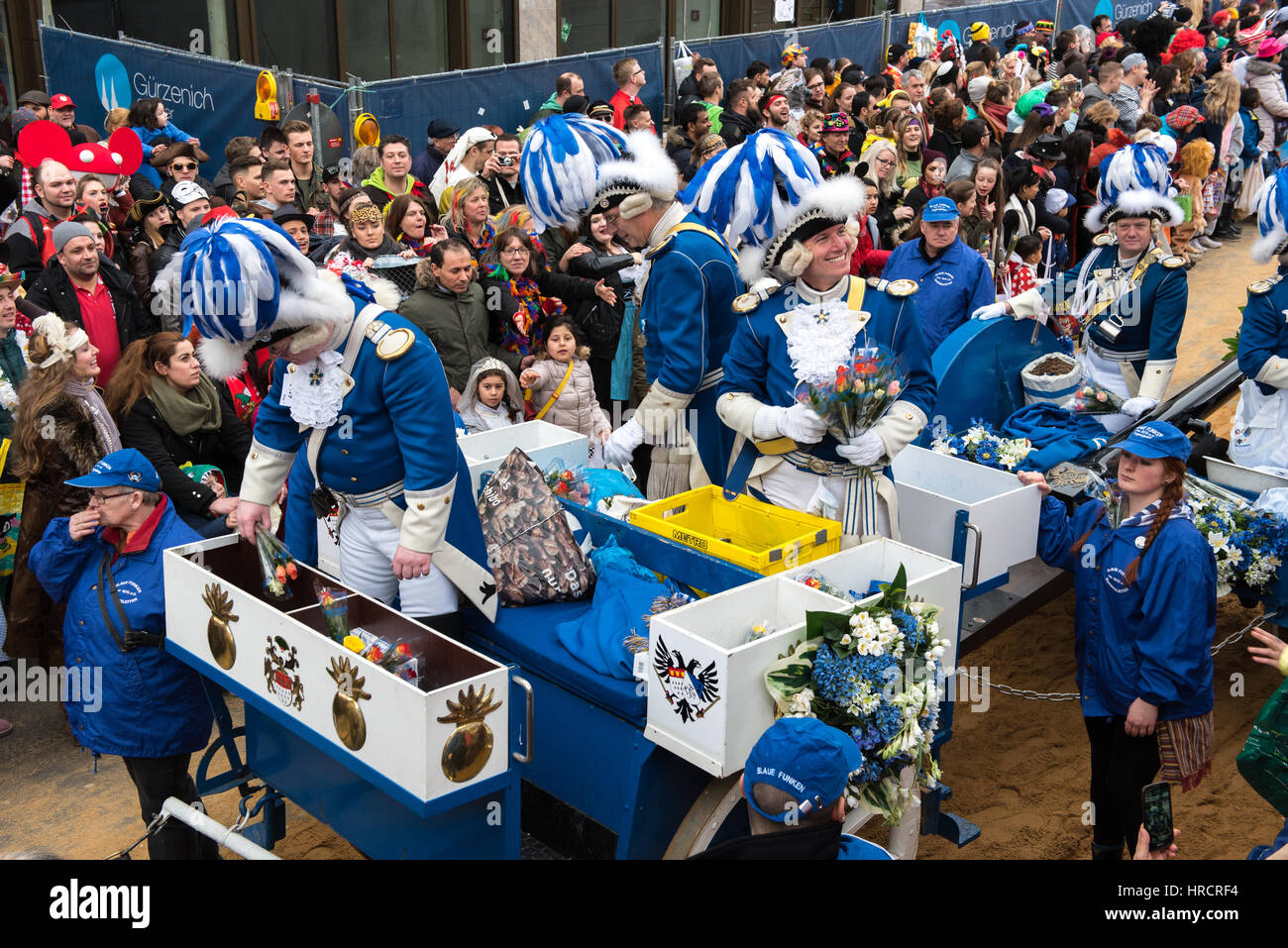 Carnevalists an einem Fahrzeug Parade, awy Blumen - Karneval in Köln Stockfoto