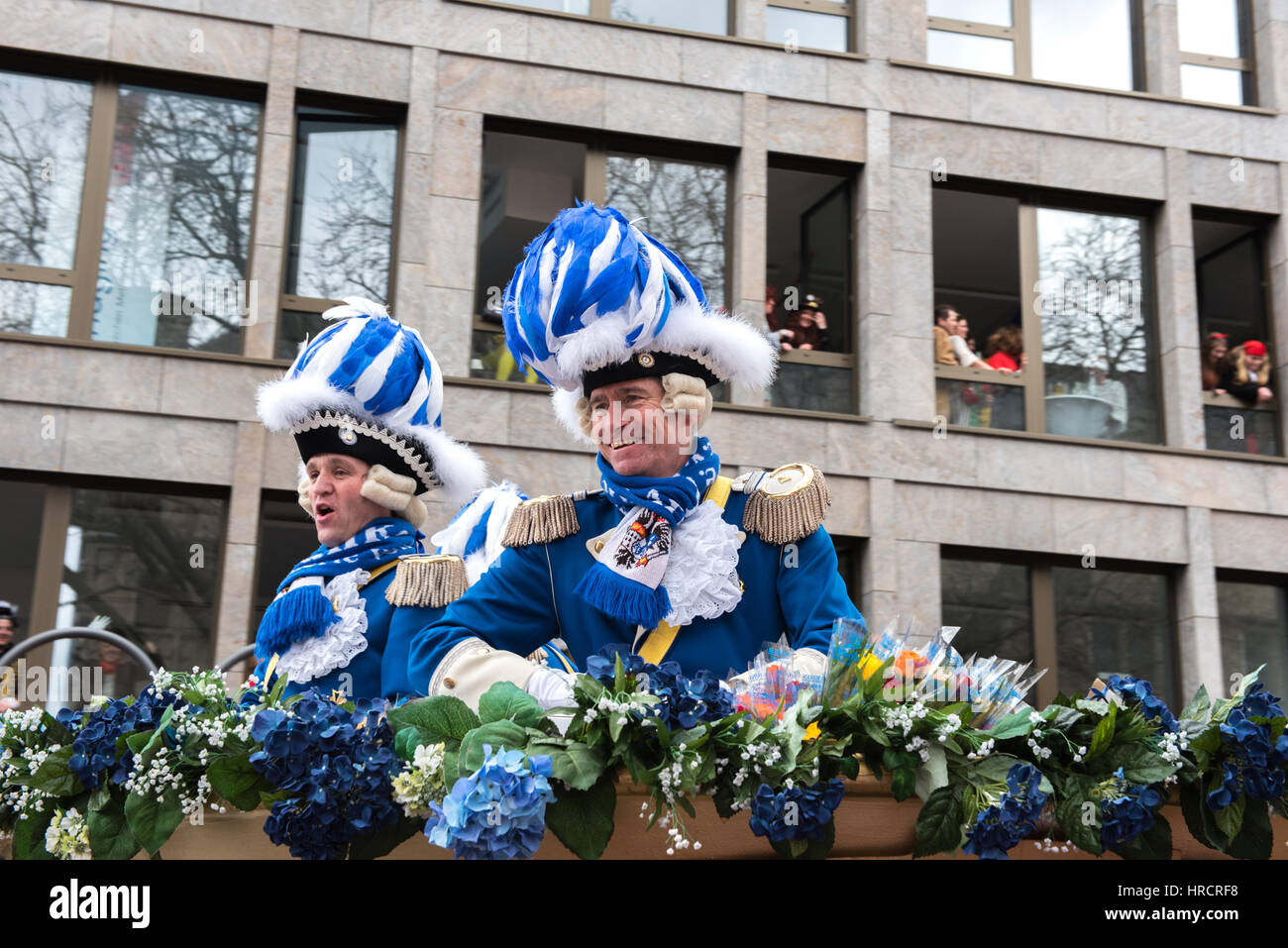 Carnevalists an einem Fahrzeug Parade, awy Blumen - Karneval in Köln Stockfoto