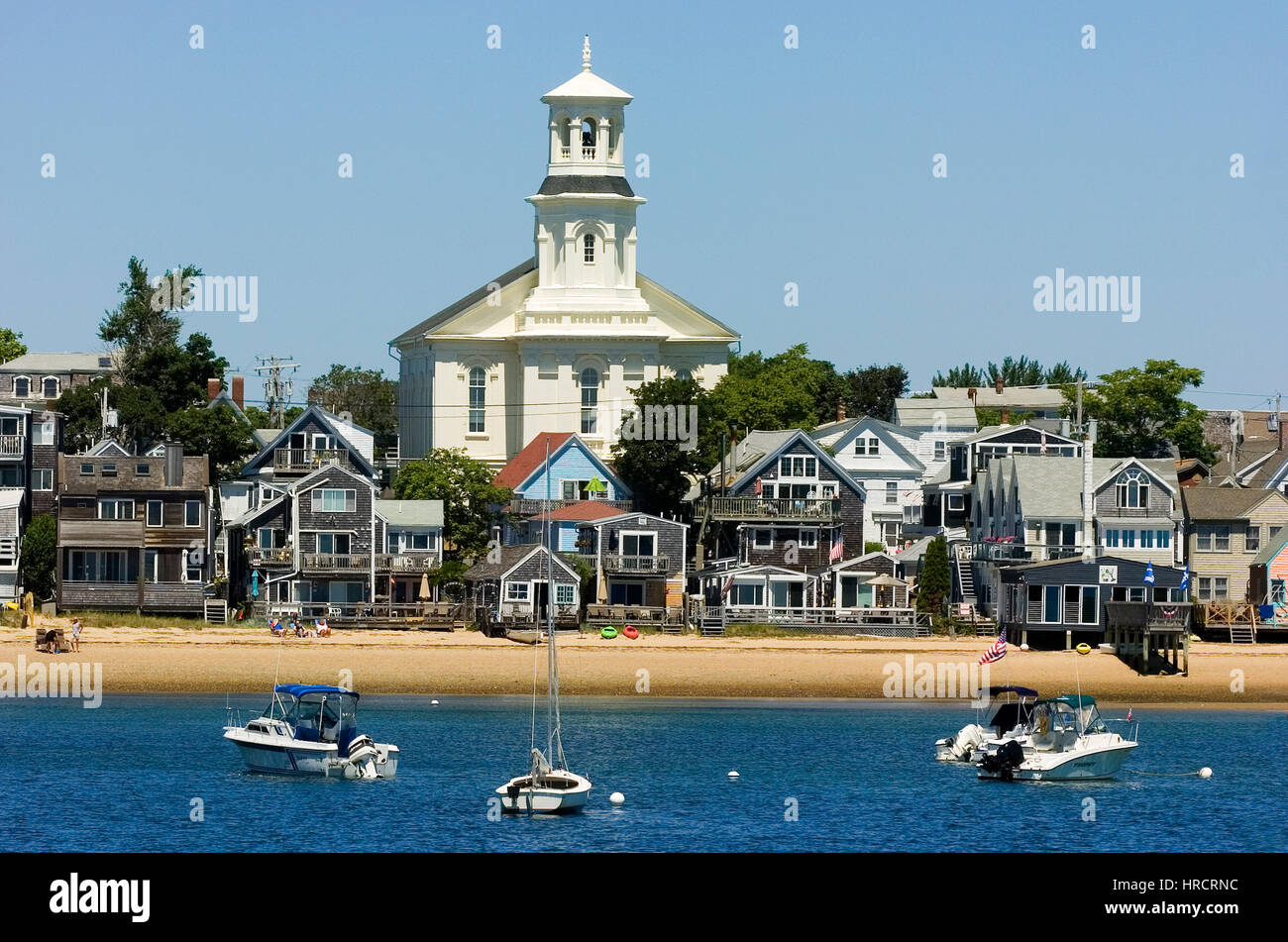 Die Stadt Provincetown, Massachusetts auf Cape Cod.  Die Uferpromenade und Stadt Skyline - die Stadtbibliothek ist mit der Turm gesehen. Stockfoto