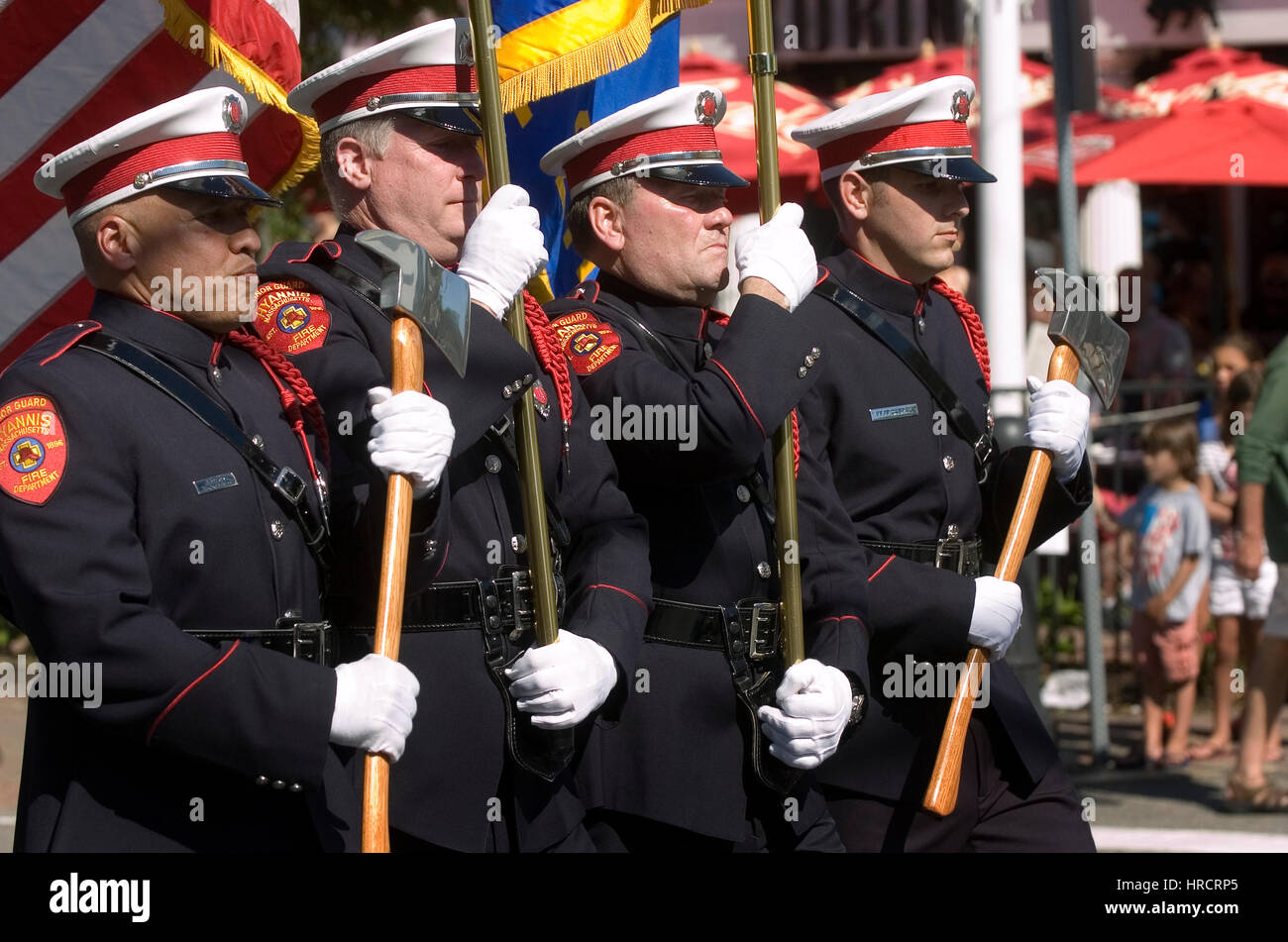Ein Feuerwehr-Ehrengarde in der jährlichen 4. Juli Parade in Hyannis, Massachusetts Stockfoto