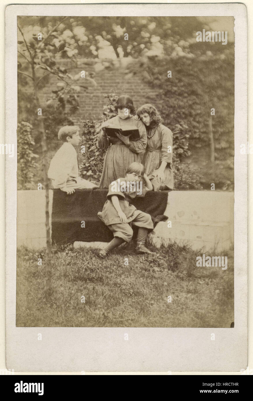 Dieses Foto von Frederick Hollyer zeigt die Kinder von Sir Edward Coley Burne-Jones und William Morris, zwei prominente Persönlichkeiten der British Arts and Crafts Movement. Es gibt einen Einblick in das Privatleben dieser einflussreichen Künstler. Stockfoto