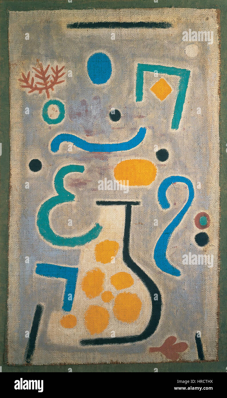 „Die Vase“ von Paul Klee ist ein modernes Gemälde mit einer vereinfachten Darstellung einer Vase in Klees charakteristischem abstrakten Stil. Die Arbeit konzentriert sich auf Form und Farbe und spiegelt Klees Erforschung visueller Harmonie wider. Stockfoto