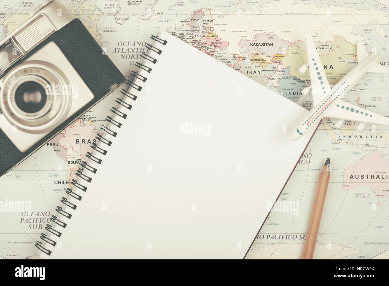 Urlaubsplanung - Planung Urlaub Urlaub mit Karte und Flugzeug Stockfoto