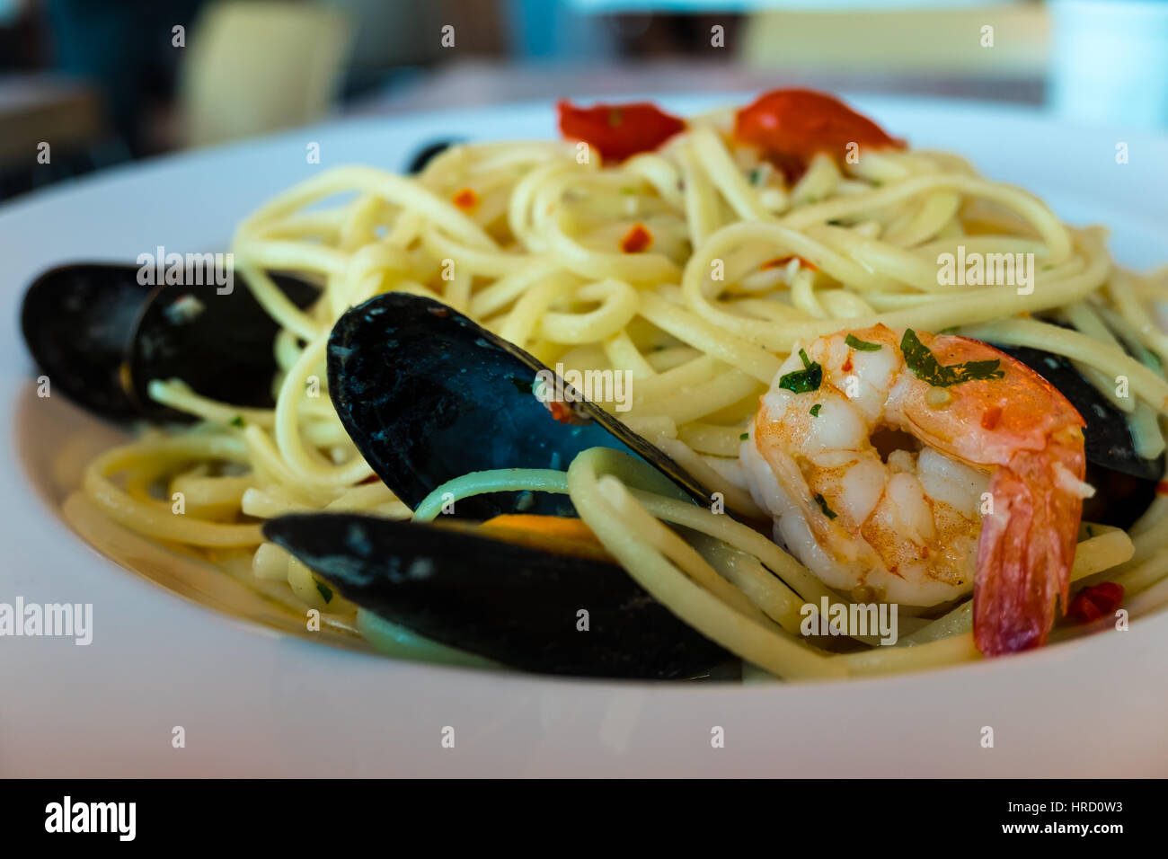 Meeresfrüchte-Linguine mit Muscheln und Garnelen Stockfoto