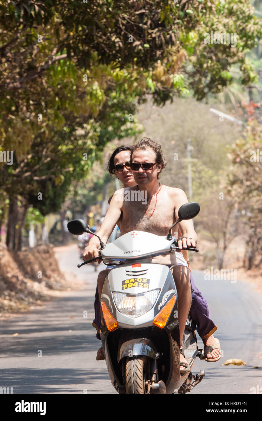 Touristen, ohne Helme, Reiten, Motorrad, Roller, Motorroller, Moped, in der  Nähe von Anjuna Strand,, auf Tropenparadies, Anjuna, Beach, Goa, Indien,  Indian, Asia, asiatisch Stockfotografie - Alamy
