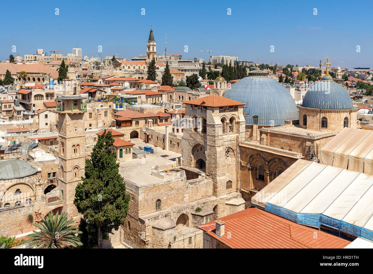 Kirche des heiligen Sepulchre Kuppeln, Minarette und Dächer der alten Stadt von Jerusalem, Israel, von oben gesehen. Stockfoto