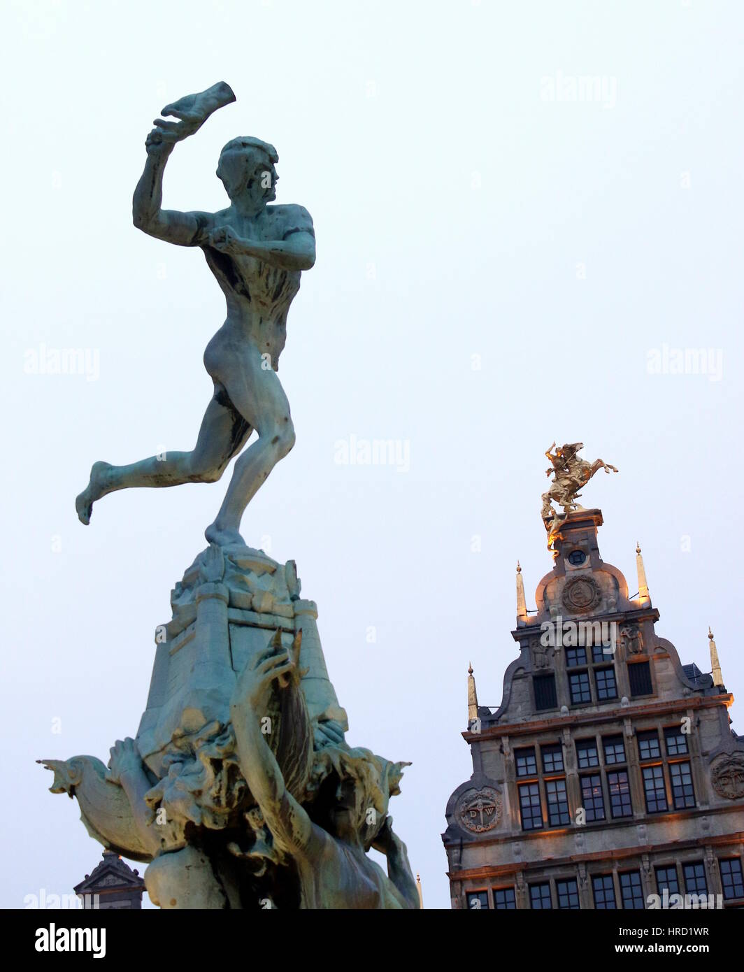 Brabo-Brunnen am Grote Markt (großer Marktplatz), Antwerpen, Belgien Mann Figur wirft eine Hand. Designed by Jef Lambeaux (1887) Stockfoto