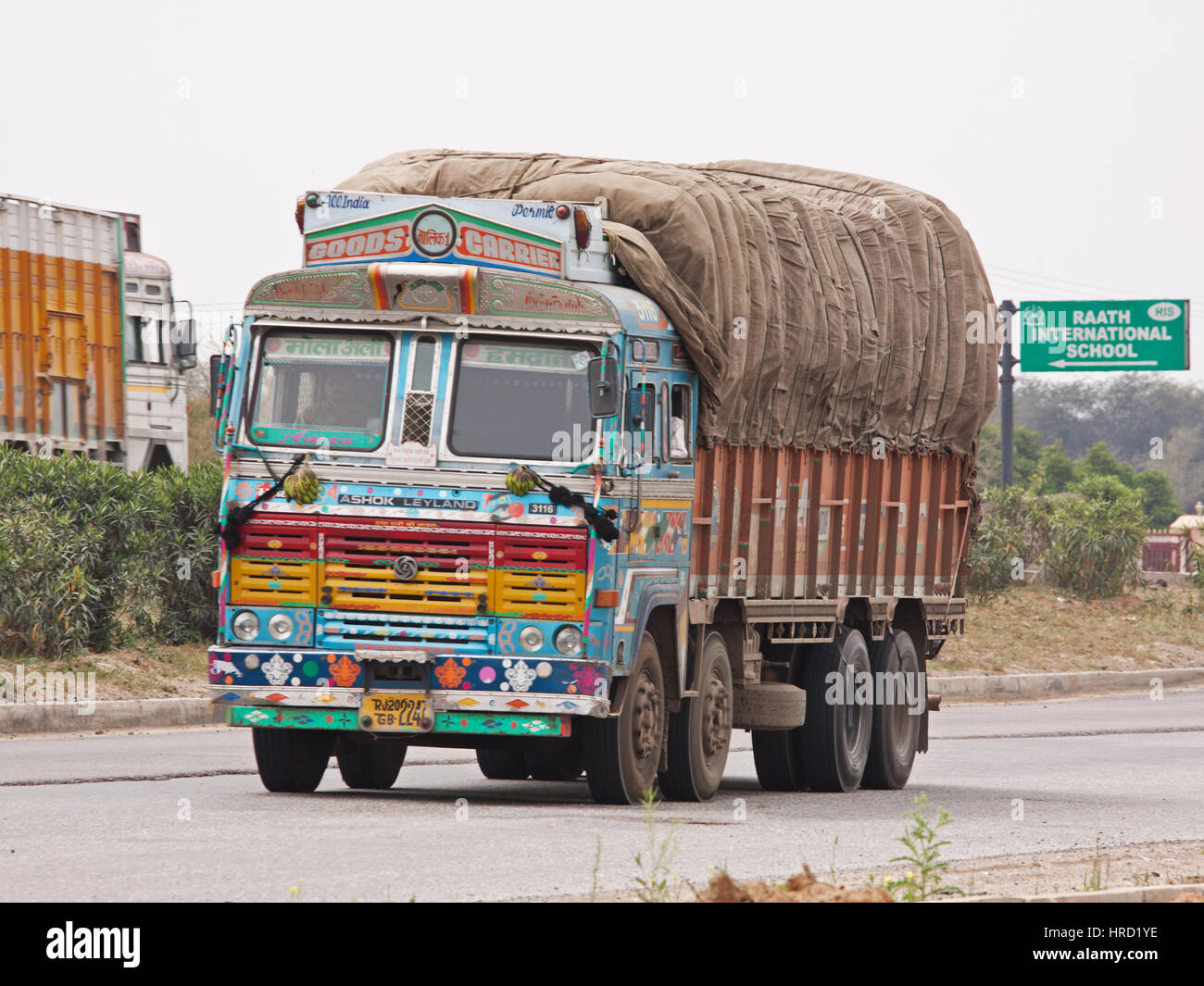 LKW in Rajasthan in Jaipur zu Delhi Staatsstraße. Indien hat die zweitgrößte Netz der Straßen in der Welt Stockfoto