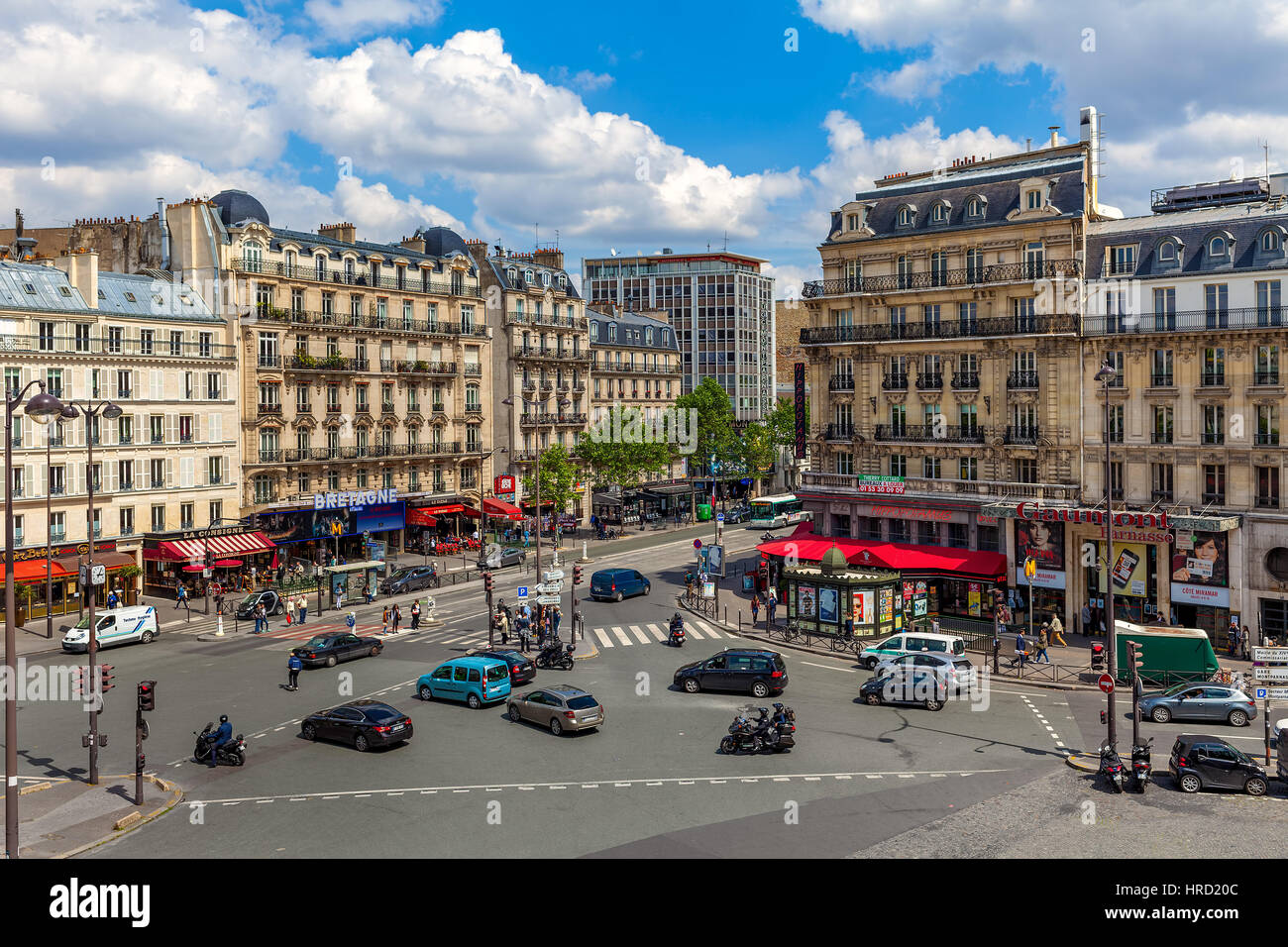PARIS, Frankreich - 25. Mai 2016: Der typische Paris Gebäude und Boulevard du Montparnasse in Paris - Hauptstadt und bevölkerungsreichste Stadt von Frankreich, auf Anzeigen Stockfoto