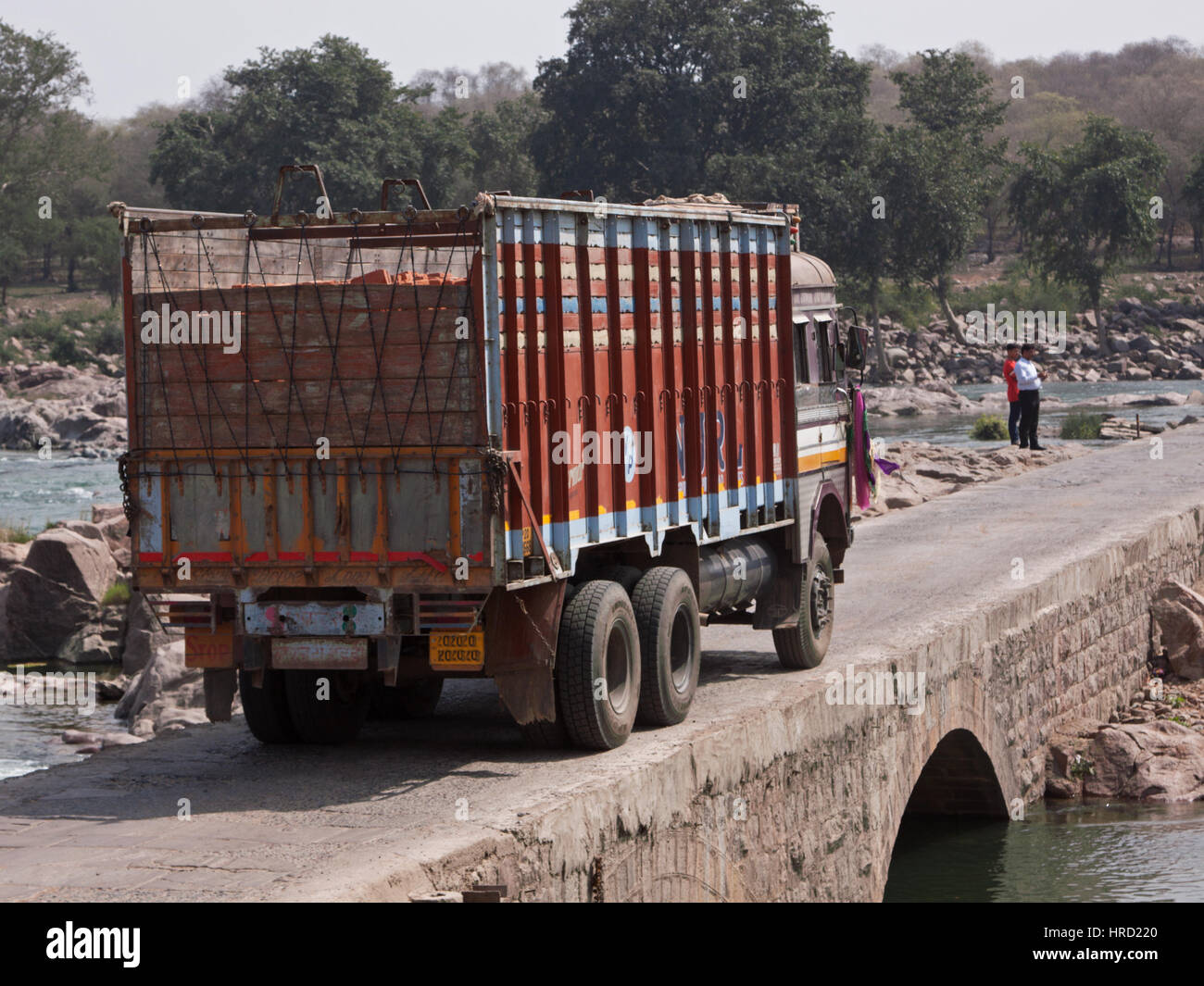 LKW auf dem Damm über den Fluss Betwa in Madhya Pradesh, Indien. Der Causeway erspart Treiber einen langen Umweg um den Fluss zu überqueren Stockfoto