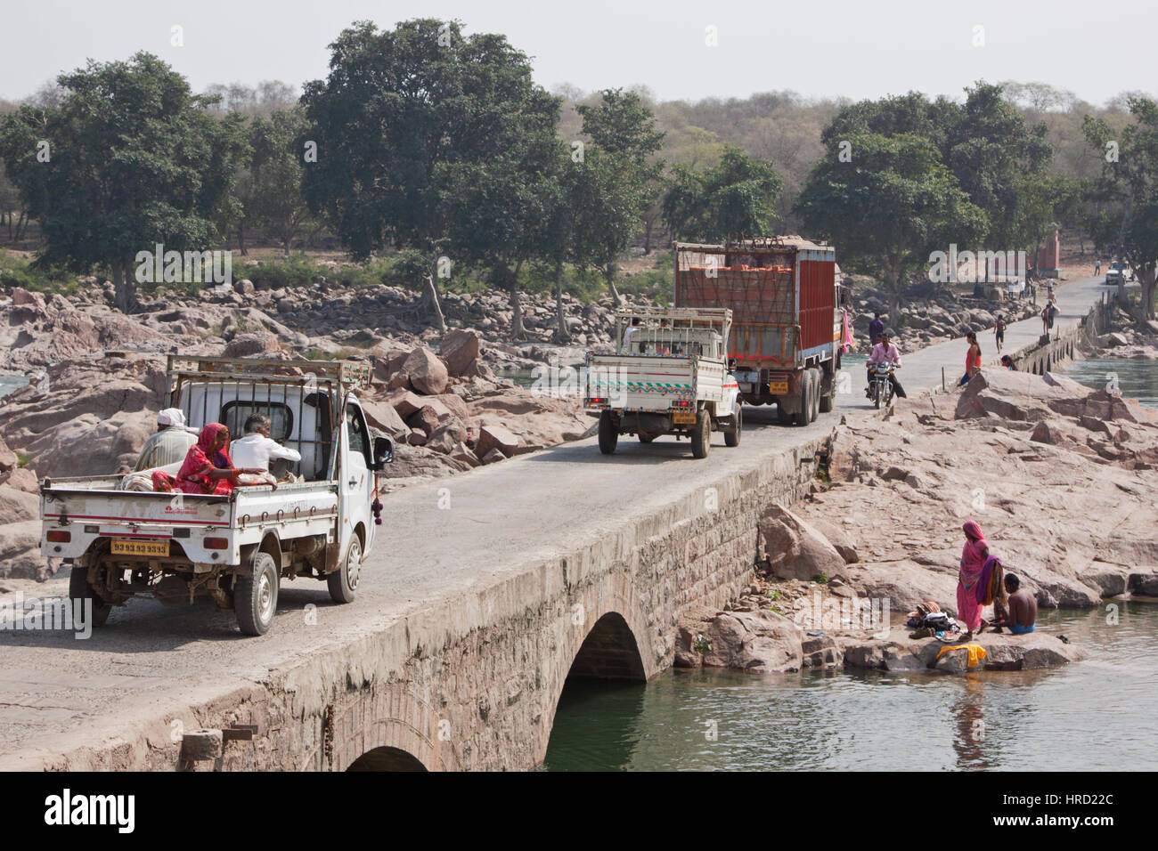 Verkehr auf dem Damm über den Fluss Betwa in Madhya Pradesh, Indien. Der Causeway erspart Treiber einen langen Umweg um den Fluss zu überqueren Stockfoto