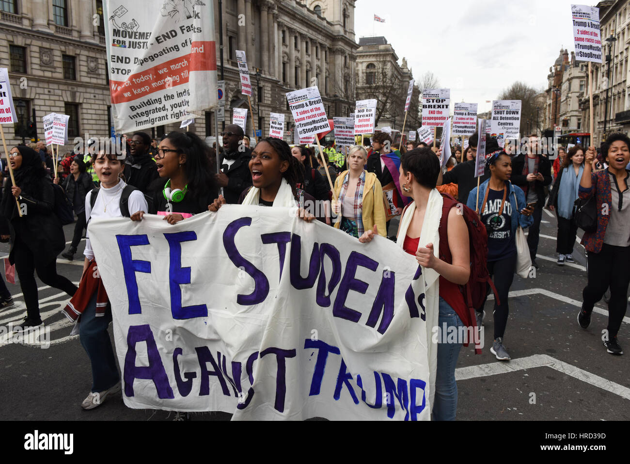 Viele Studenten von verschiedenen Universitäten gingen auf die Straße marschieren, Parliament Square Protest gegen Brexit und Trumps Staatsbesuch in Großbritannien Stockfoto