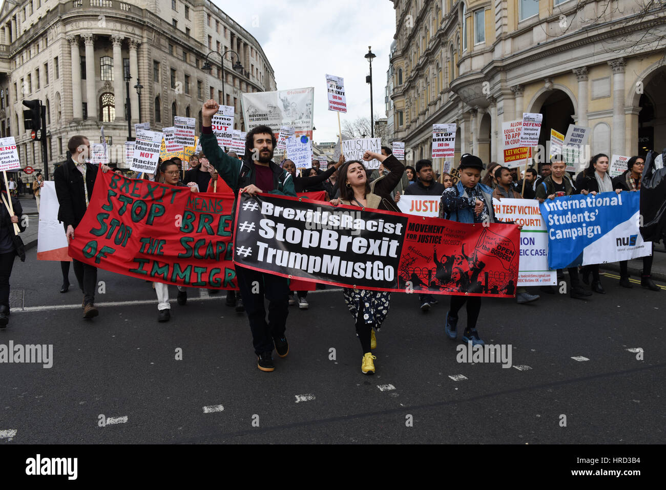 Viele Studenten von verschiedenen Universitäten gingen auf die Straße marschieren Parlament Protest gegen Brexit und Trumps Staatsbesuch in Großbritannien. Stockfoto