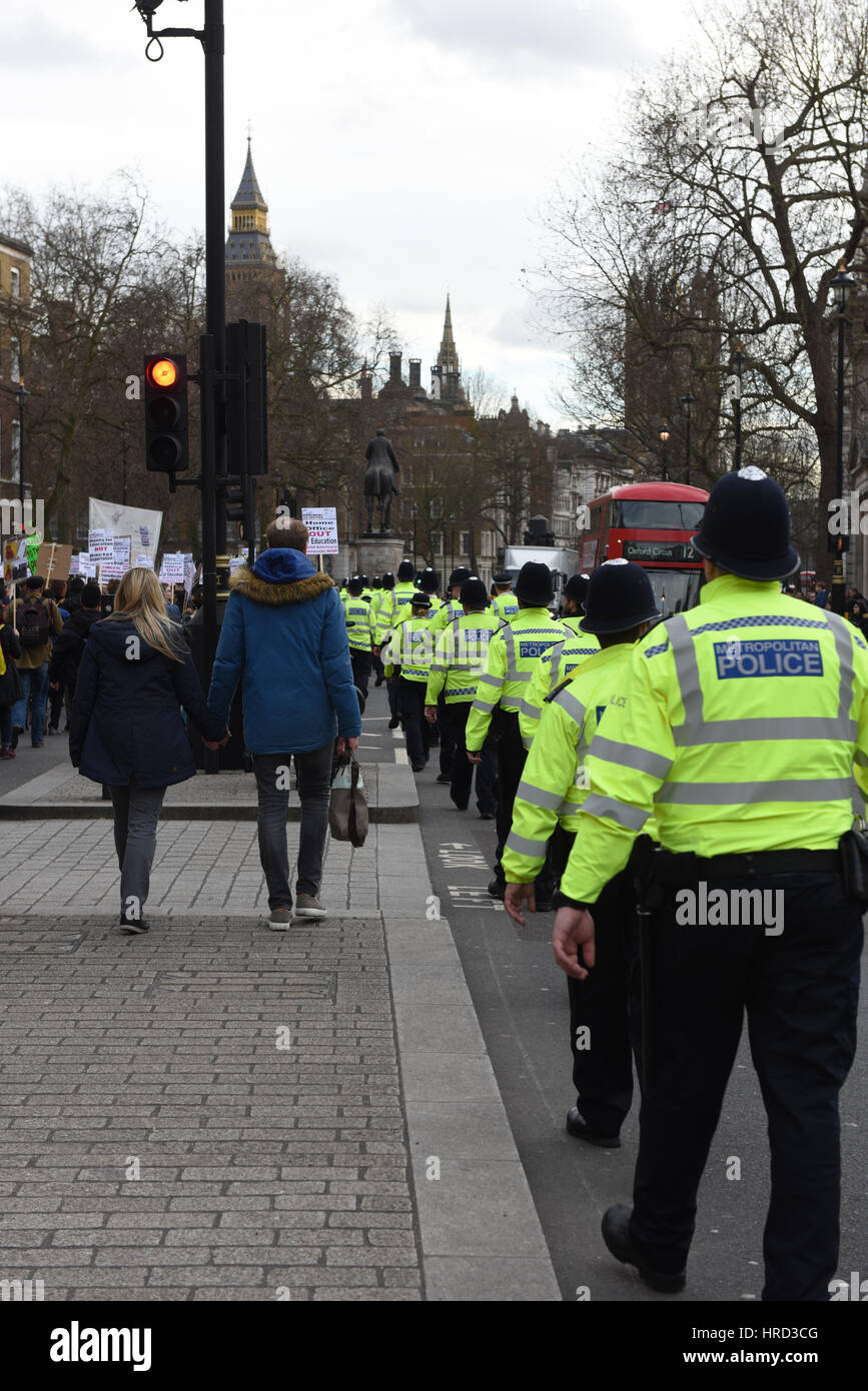 Linie der metropolitan Polizei marschieren durch White Hall bei Stop Trump & Stop Brexit Demonstration in London. Stockfoto