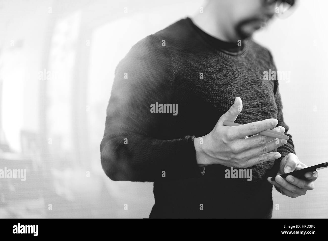 Designer Hand mit Smartphone für mobile Zahlungen online-shopping, Omni-Kanal, auf weißem Hintergrund, schwarz weiß,-Ansicht Front Stockfoto