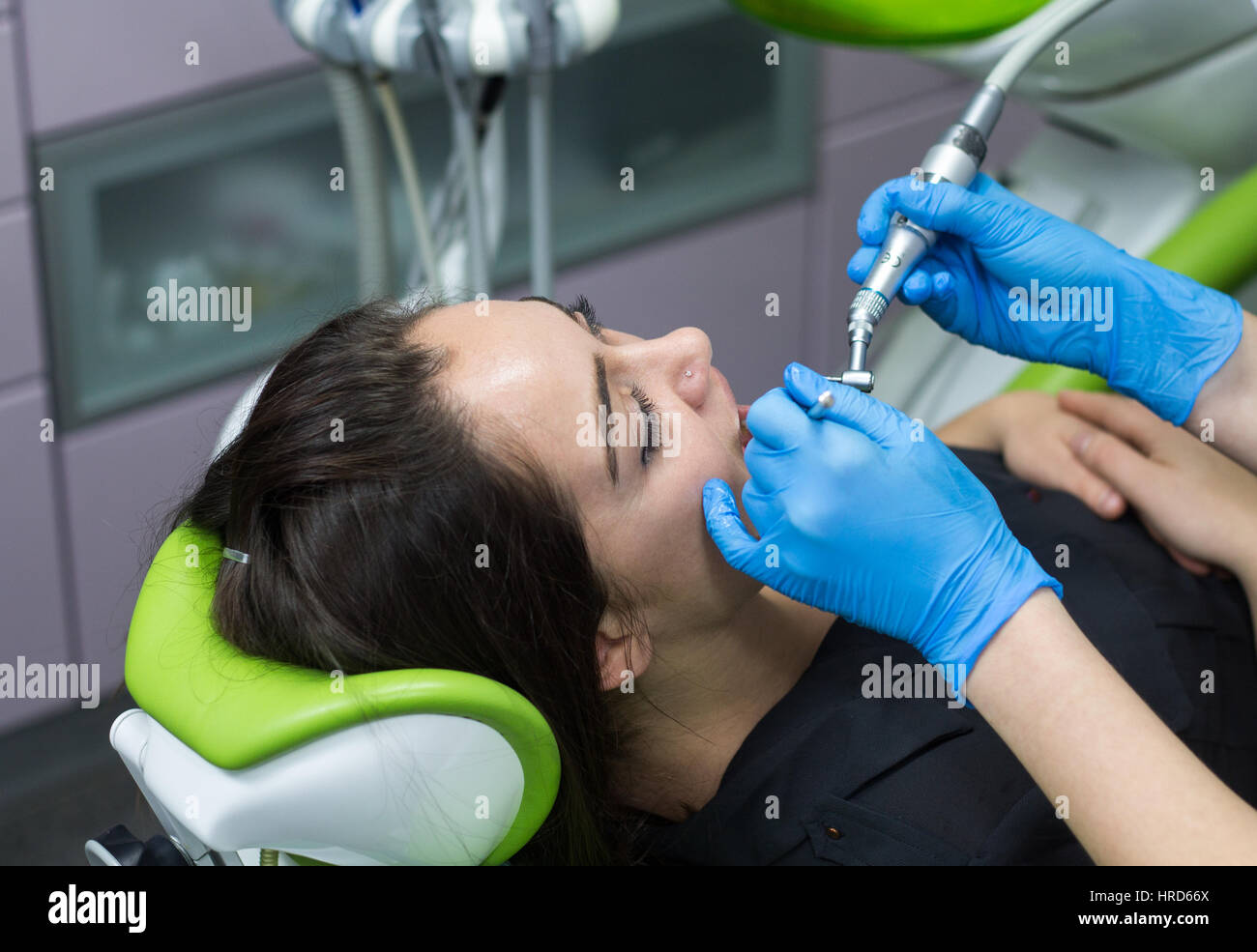 Zahnarzt bohren mädchen Fotos und Bildmaterial in hoher Auflösung Alamy