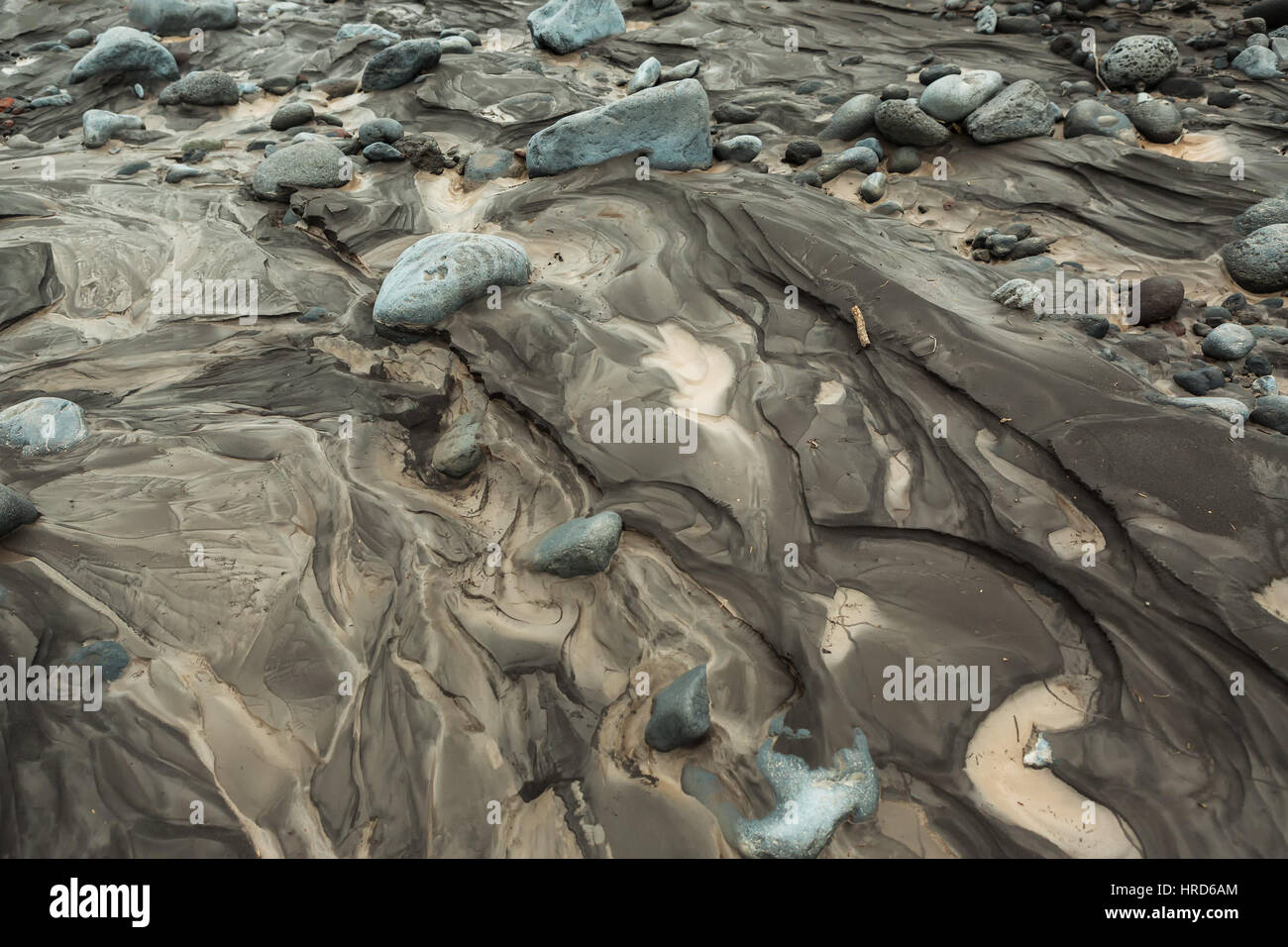 IL und Steinen auf dem Boden des Flusses Studenaya. Kamtschatka-Halbinsel. Stockfoto