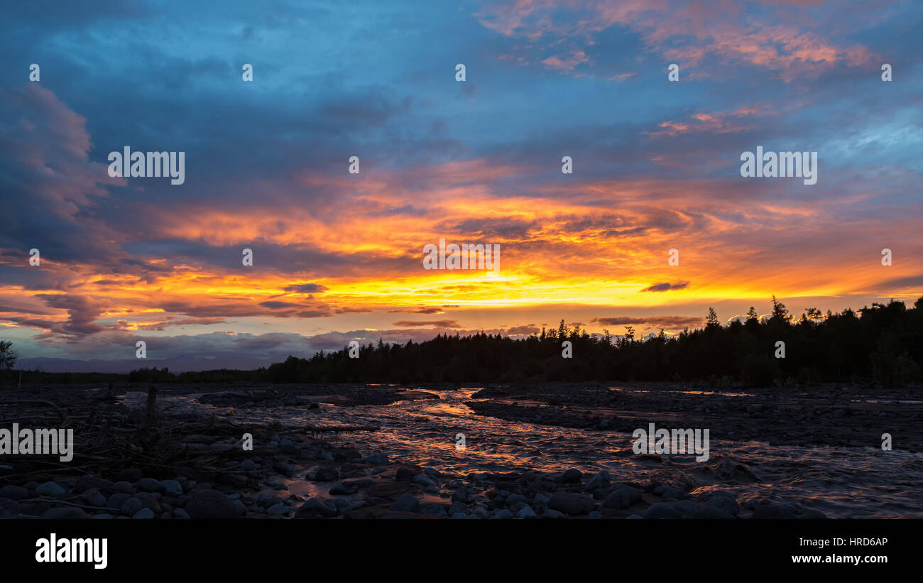 Schöner Sonnenuntergang am Fluss Studenaya. Kamtschatka-Halbinsel. Stockfoto