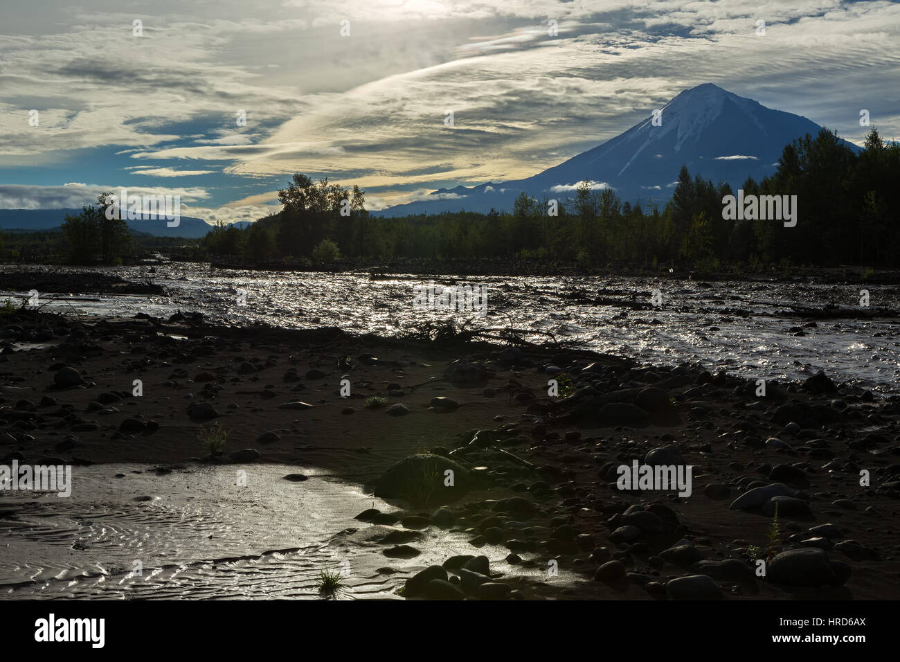 Blick auf den Vulkan Ostry Tolbachik vom Fluss Studenaya in der Morgendämmerung. Kamtschatka-Halbinsel. Stockfoto