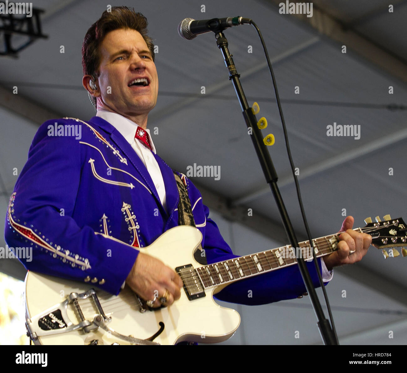 Chris Isaak führt während der zweite Tag der Postkutsche California Country Music Festival im Empire Polo Club in Indio, Kalifornien am 28. April 2012 statt. Stockfoto