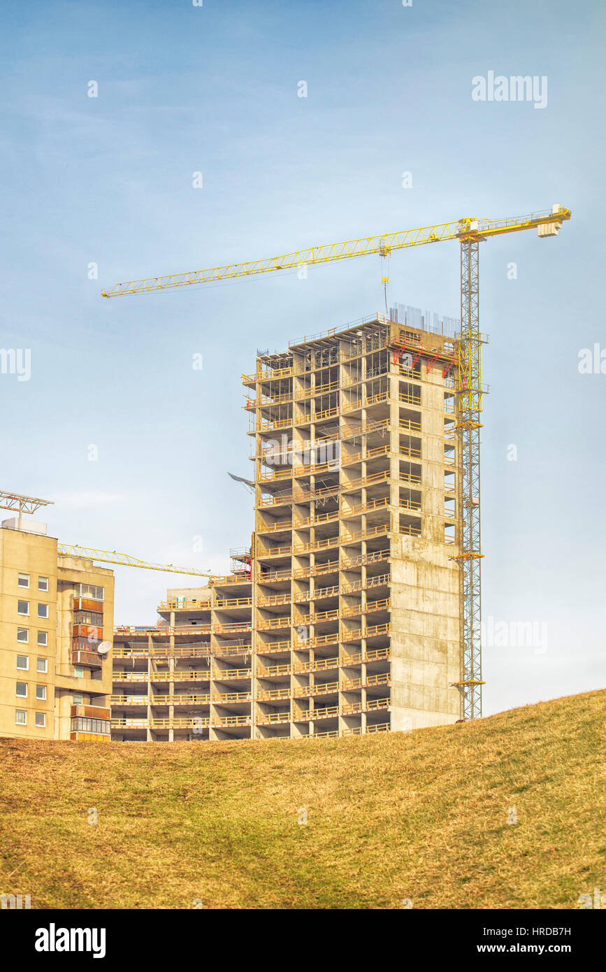 Baustelle, Gebäude und Kräne, blauer Himmel, Sonnenschein-Hintergrund Stockfoto